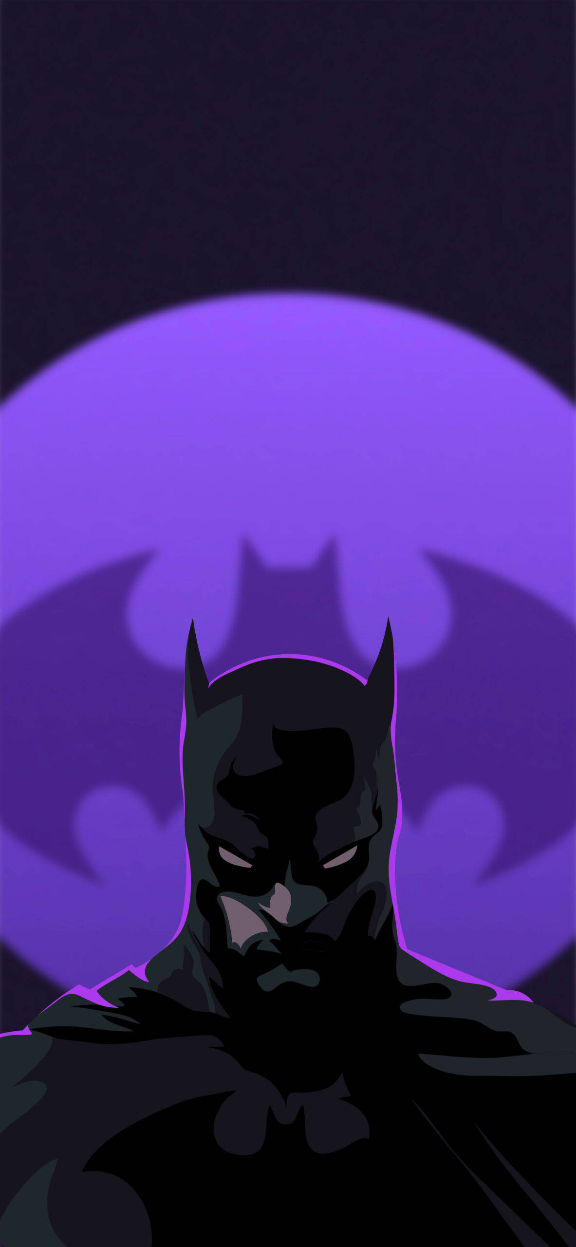 Batman Logo 桌布 壁紙 — 蝙蝠俠在黑暗夜空中的發光紫色蝙蝠符號月亮襯托下以剪影站立。