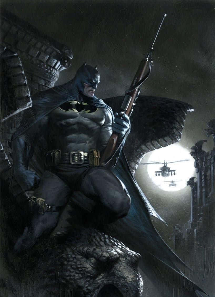 Batman The Dark Knight Returns 桌布 壁紙 — 蝙蝠俠夜晚蹲在石頭邊緣，手持步槍，背景是滿月，一架直升機清晰可見。