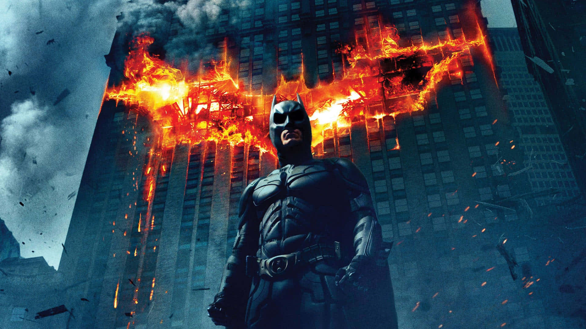 Bruce Wayne 桌布 壁紙 — 蝙蝠俠挑釁地站立，身後一個燃燒的蝙蝠標誌在黑暗的城市風暴中撕裂摩天大樓。