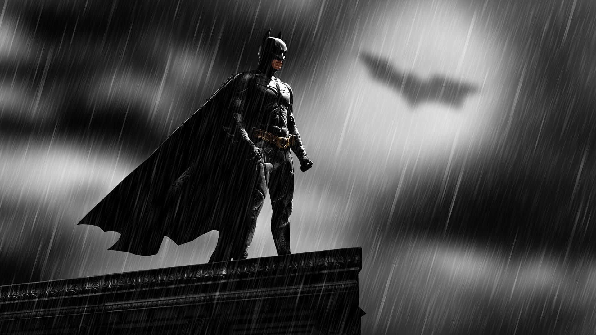 Bruce Wayne 桌布 壁紙 — 蝙蝠俠獨自站在被雨水浸濕的屋頂上，蝙蝠標誌在他身後暴風雨的天空中滑翔。