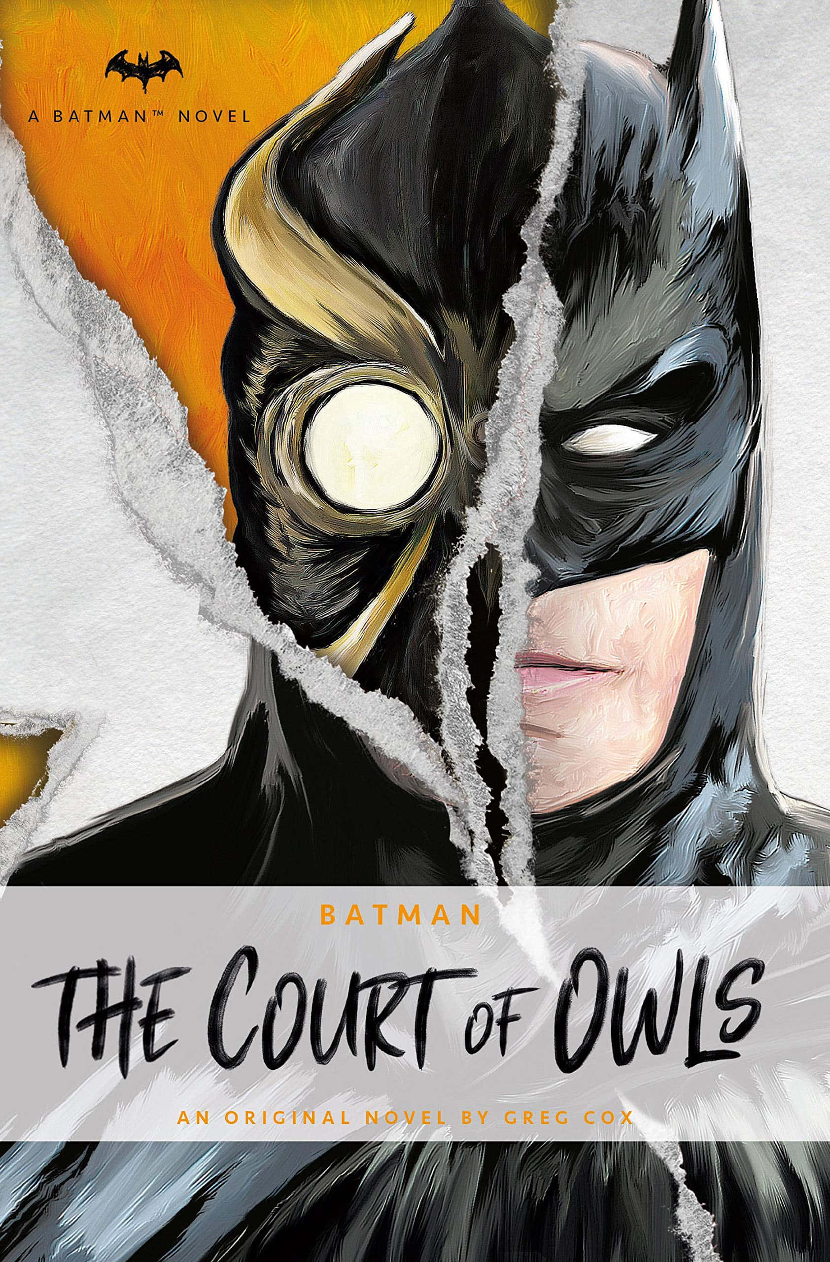 The Court Of Owls 桌布 壁紙 — 蝙蝠俠的臉從中間裂開，在撕裂的橙色和白色背景上露出一個戴面具的貓頭鷹反派。