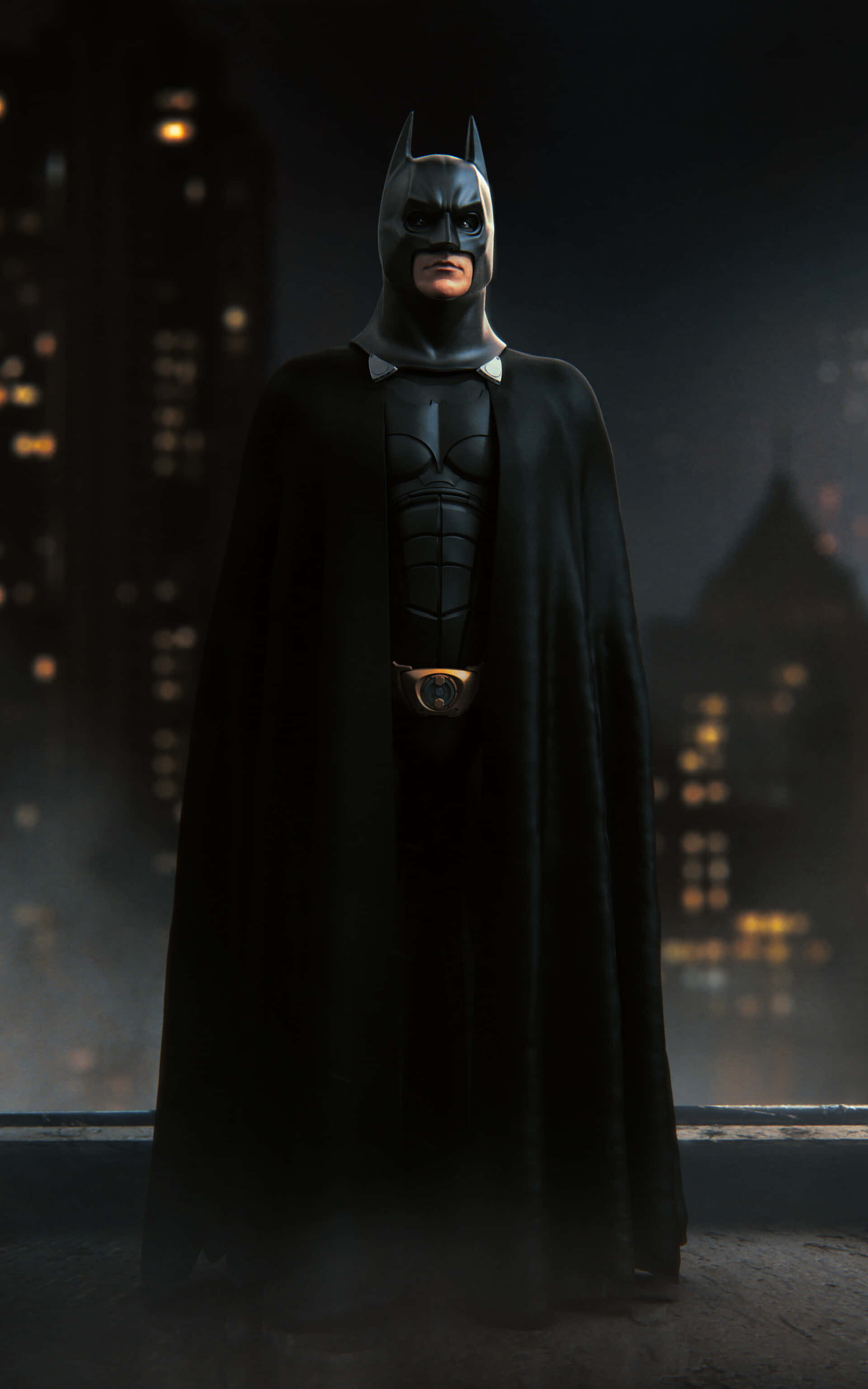 Batman Begins 桌布 壁紙 — 蝙蝠俠穿著標誌性的黑色戰衣，在夜晚模糊的城市天際線前高高站立，窗戶閃爍著光芒。