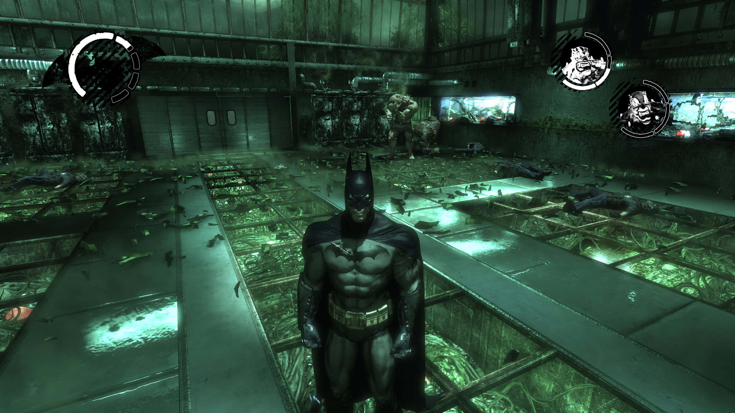 Arkham Asylum 桌布 壁紙 — 蝙蝠俠站在一個燈光昏暗、帶有綠色色調的工業設施中，周圍散落著屍體和發光的面板。