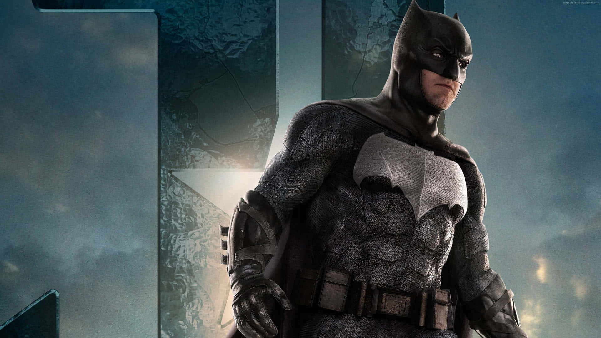 Bruce Wayne 桌布 壁紙 — 蝙蝠俠站在一個粗糙的城市環境中，身後是戲劇性的天空，他的裝甲服細節豐富且氣勢逼人。
