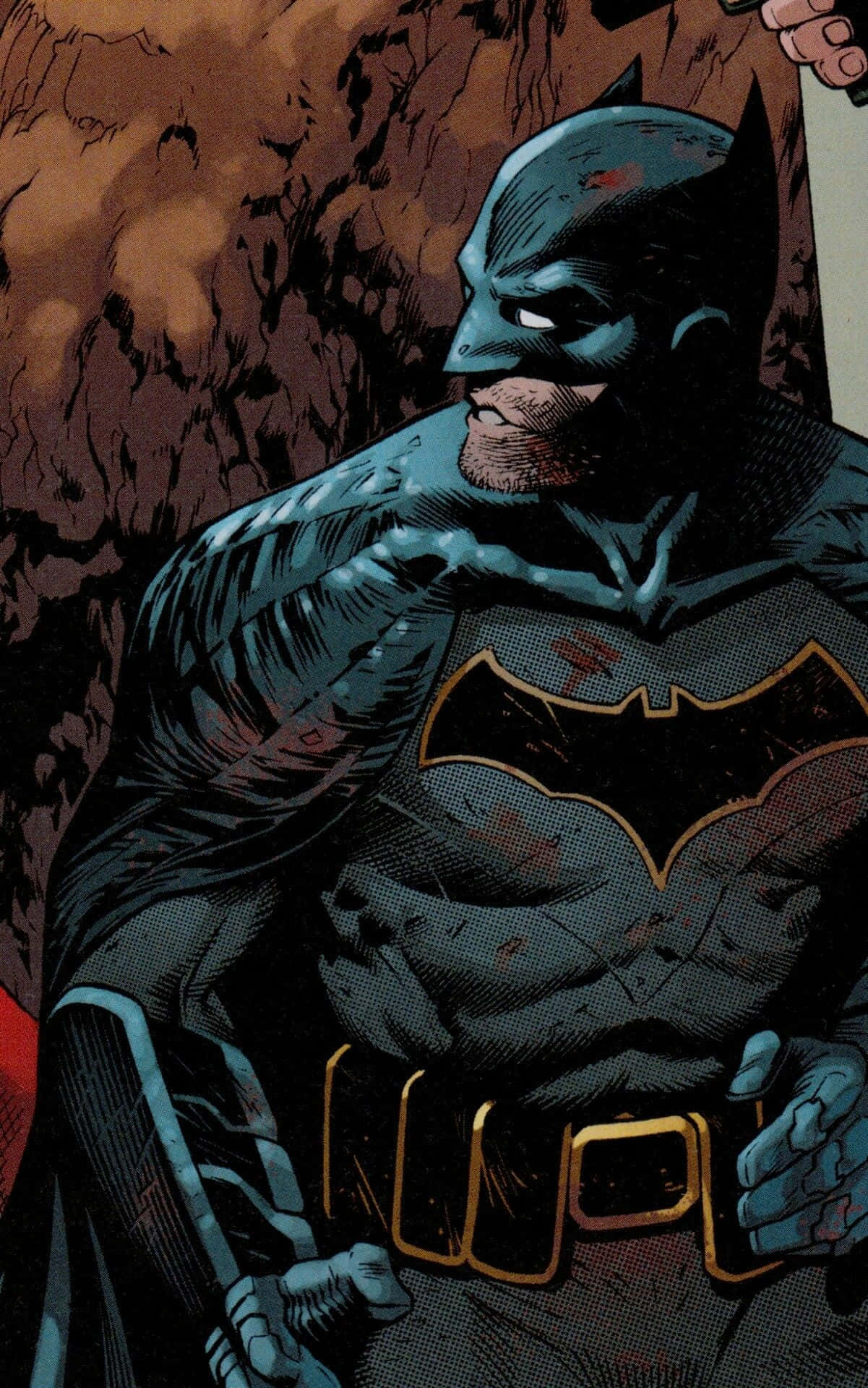 Batman Reborn 桌布 壁紙 — 蝙蝠俠站在一個粗糙的洞穴中，手持警棍，他的西裝在戲劇性的燈光下沾滿了血跡。