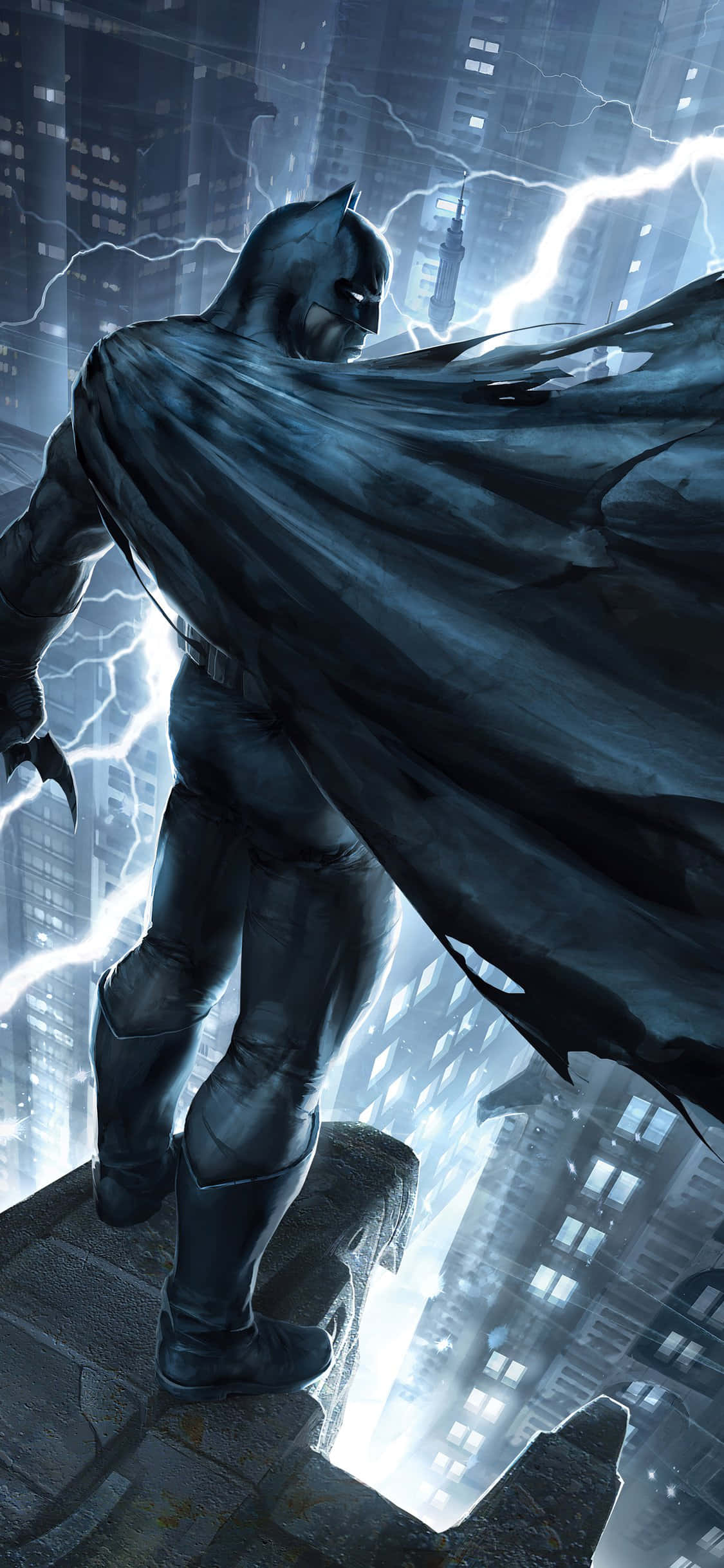 Batman Arkham Knight 桌布 壁紙 — 蝙蝠俠站在摩天大樓的屋頂上，身後雷電交加，劃破暴風雨中的城市天際線。