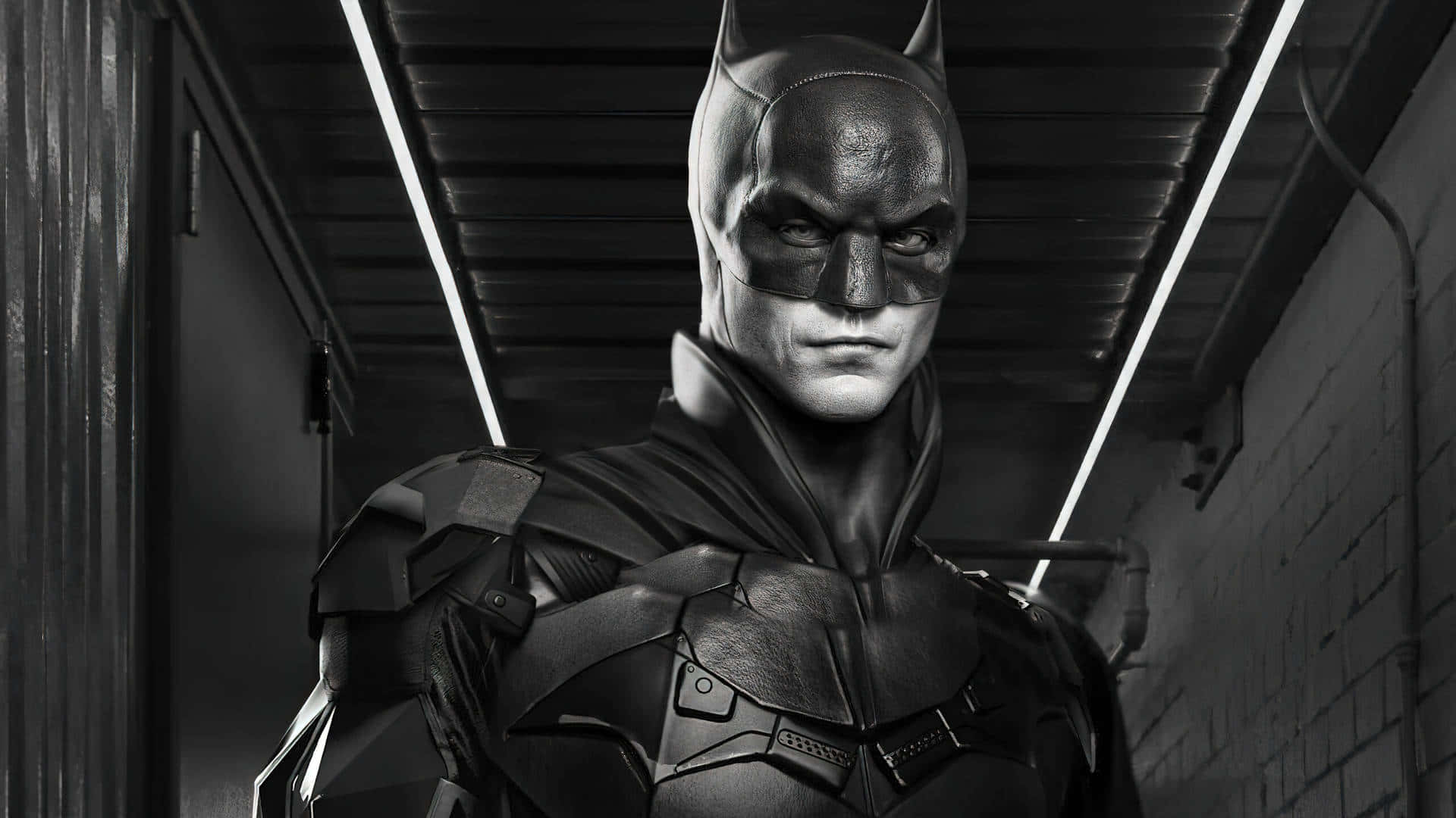 Bruce Wayne 桌布 壁紙 — 蝙蝠俠站在昏暗的小巷中，他的裝甲服在頭頂強烈的燈光下閃閃發光。
