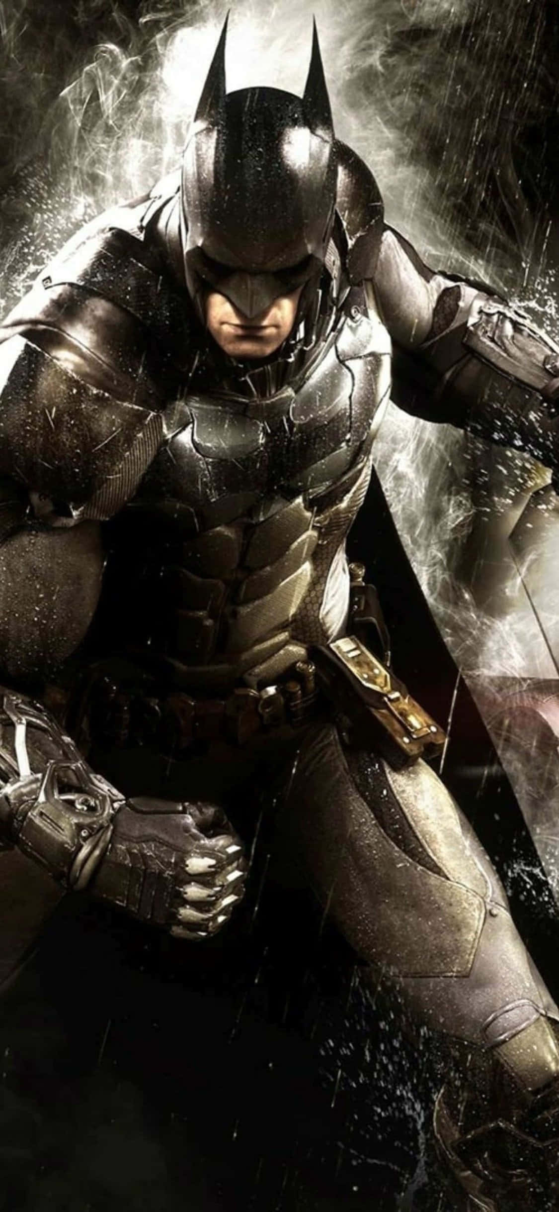 Batman Arkham Knight 桌布 壁紙 — 蝙蝠俠站在被雨水浸透的城市小巷中，他的裝甲服在戲劇性的燈光下閃閃發光，水花在他周圍飛濺。
