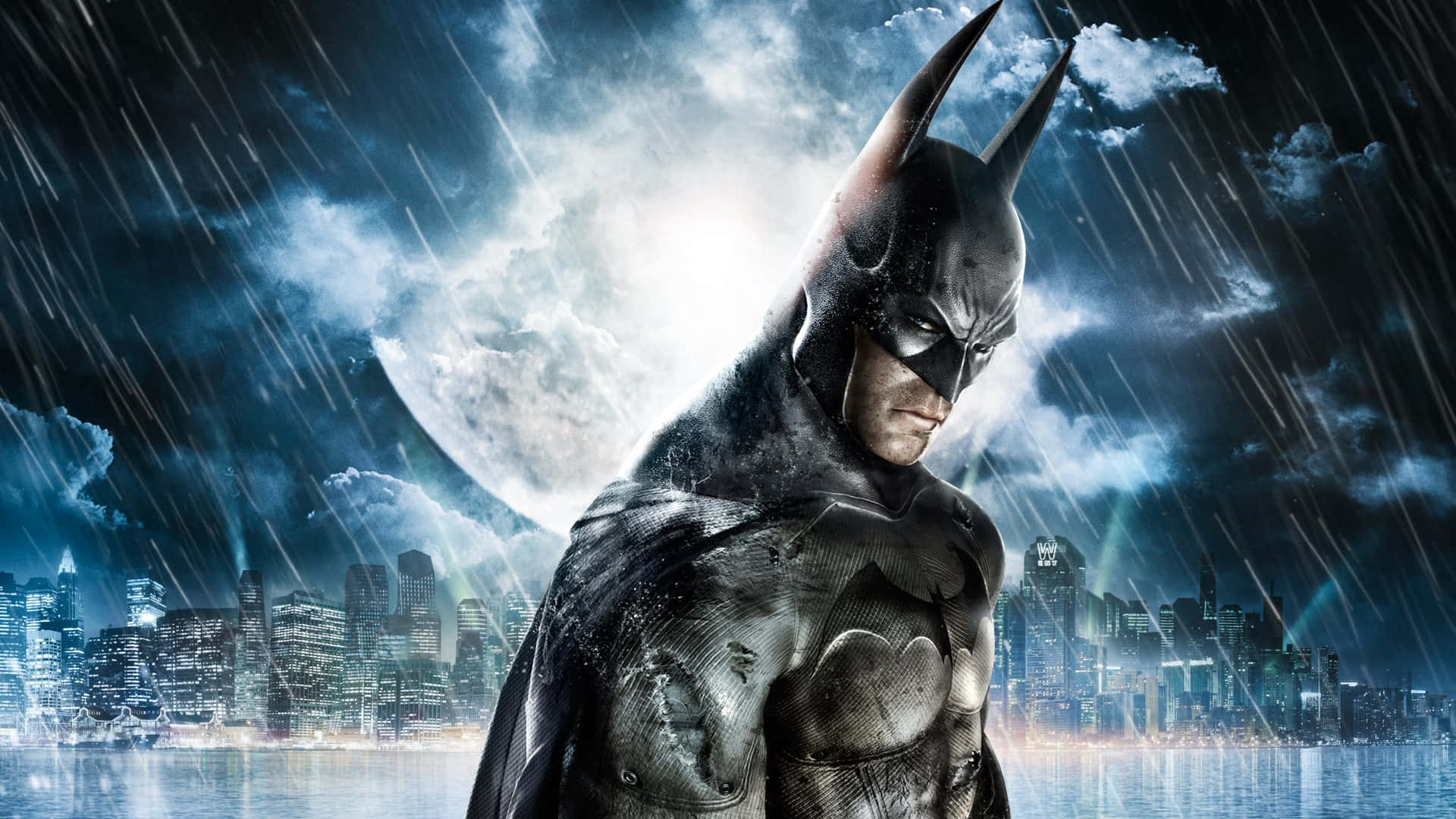 Arkham Asylum 桌布 壁紙 — 蝙蝠俠站在雨中，背景是月光下的高譚市天際線，戲劇性的雲層和城市燈光倒映在水面上。