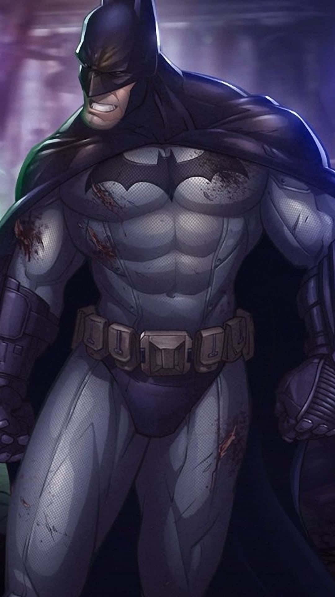 Batman Arkham Knight 桌布 壁紙 — 蝙蝠俠站在骯髒的城市小巷中，他的裝甲服沾滿血跡，在深紫色的天空下表情嚴峻而堅定。