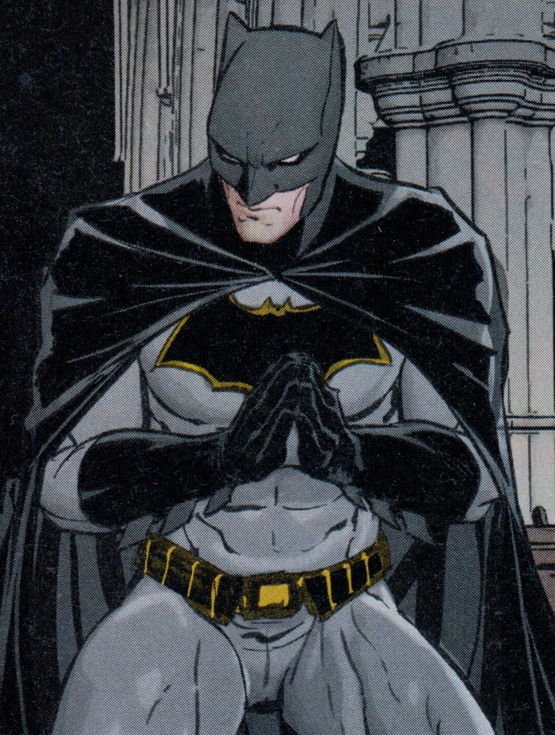 Batman Reborn 桌布 壁紙 — 蝙蝠俠莊嚴地站在一個粗糙的城市環境中，雙手合十，斗篷在石頭建築上飄揚。