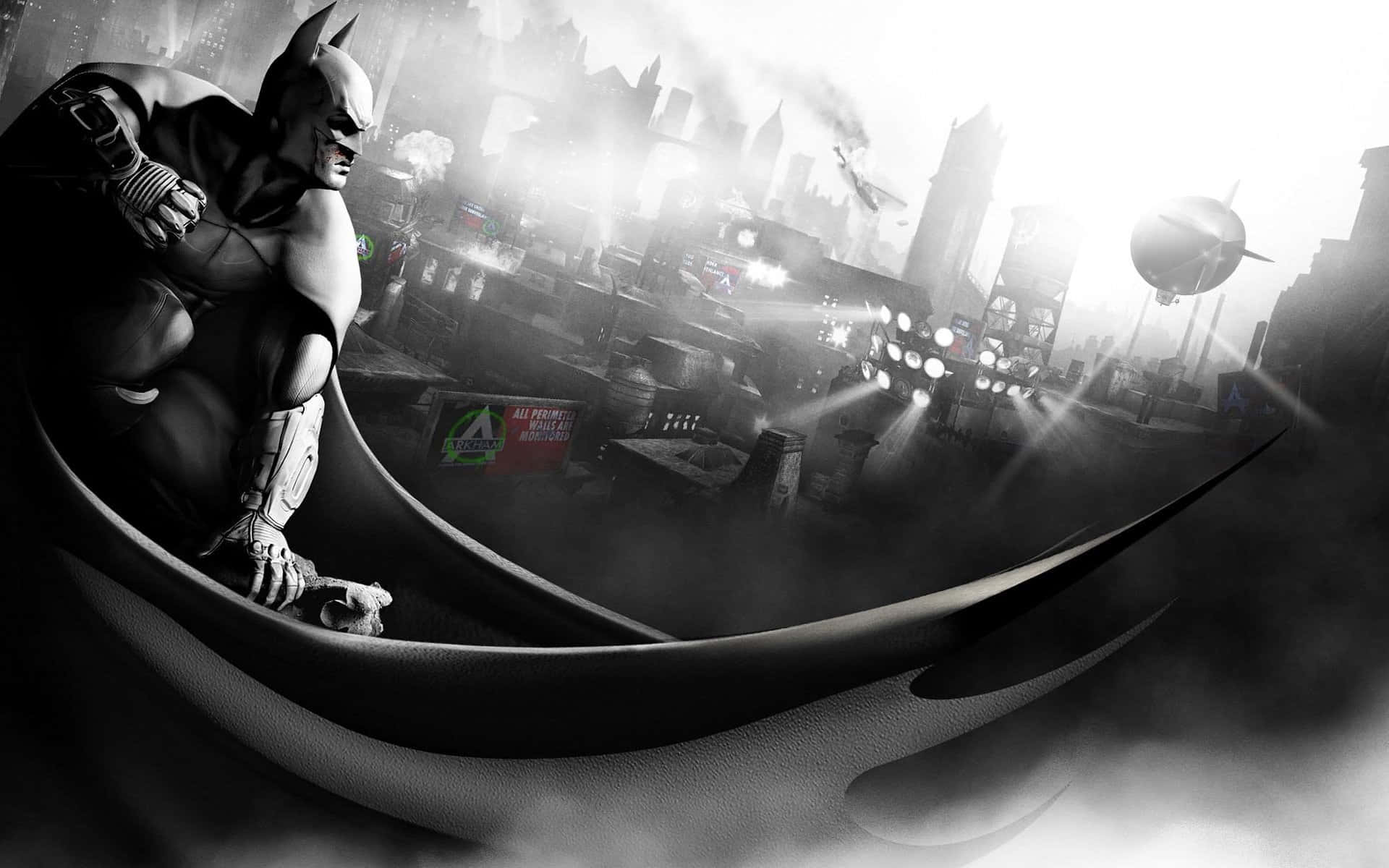 Batman Black And White 桌布 壁紙 — 蝙蝠俠蹲在彎曲的屋頂上，俯瞰著明亮天空下煙霧瀰漫、 gritty 的城市景觀。