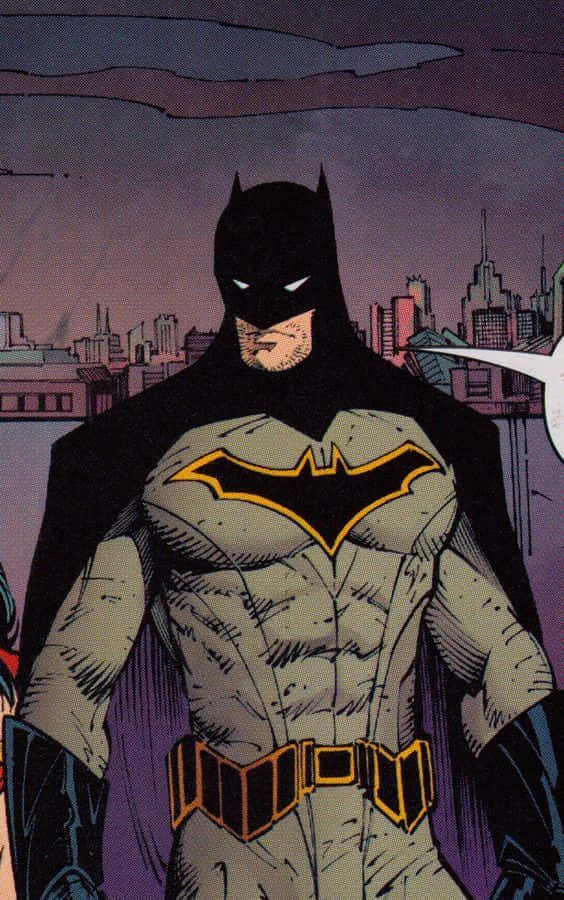 Batman Reborn 桌布 壁紙 — 蝙蝠俠身穿標誌性戰衣，在暮色城市天際線與摩天大樓的背景下巍然屹立。