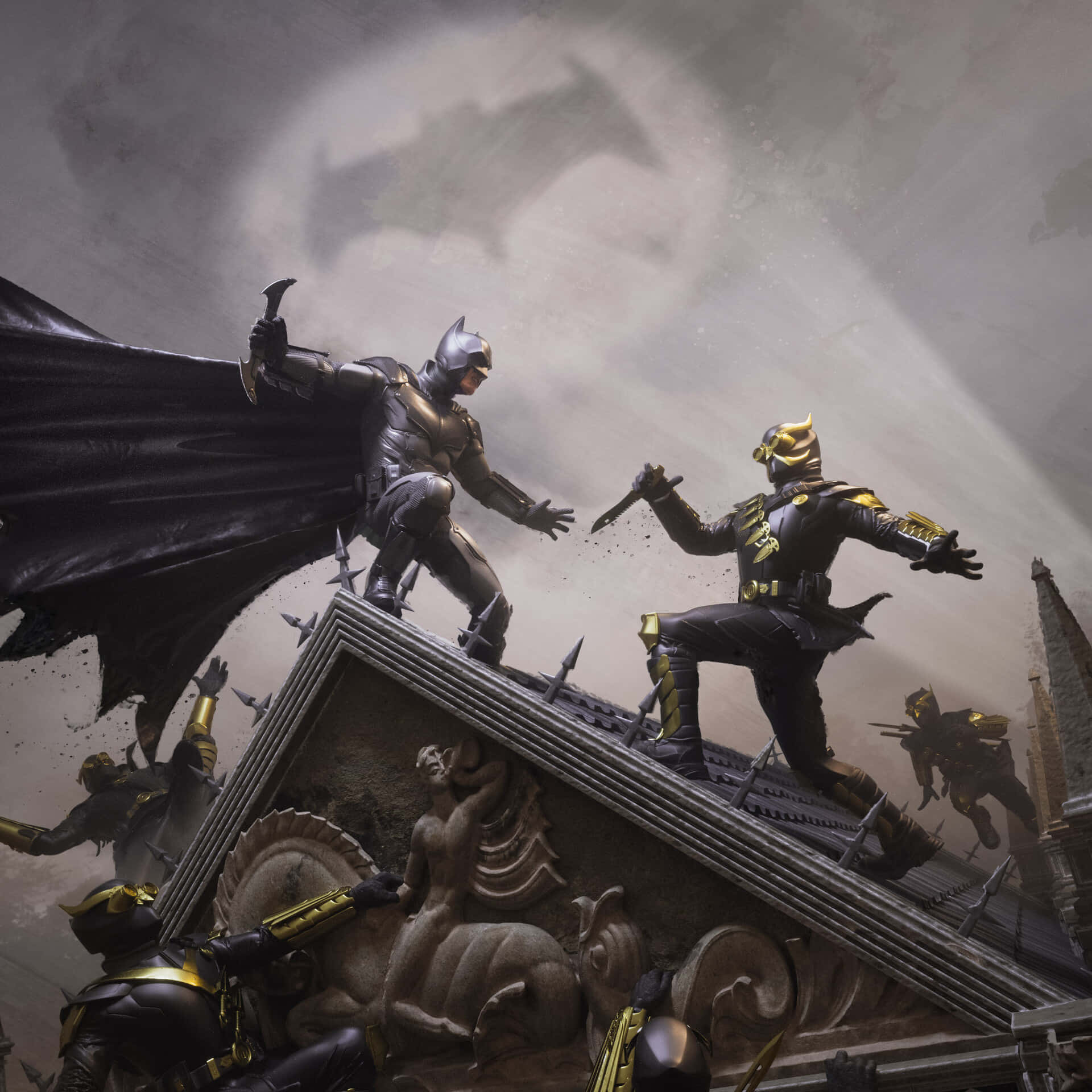 The Court Of Owls 桌布 壁紙 — 蝙蝠俠身穿裝甲服，在風暴天空下於崩塌建築物頂端對抗金色面具的敵人。