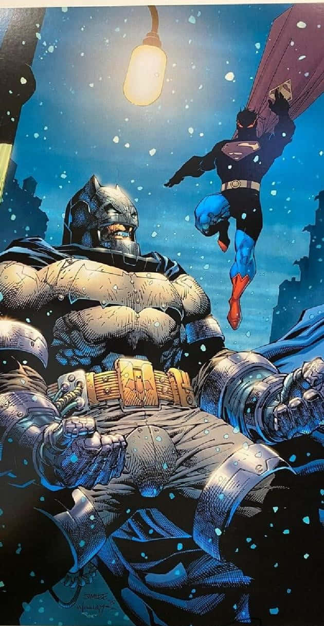 Batman The Dark Knight Returns 桌布 壁紙 — 蝙蝠俠身穿裝甲服在積雪的葛咸城夜晚，在發光街燈下與空中超人對峙。