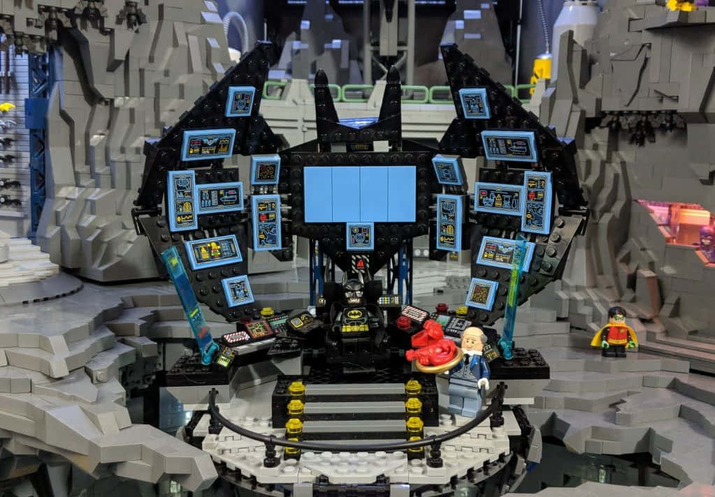 LEGO蝙蝠俠蝙蝠洞控制室，設有屏幕和人物，位於岩石洞穴中。