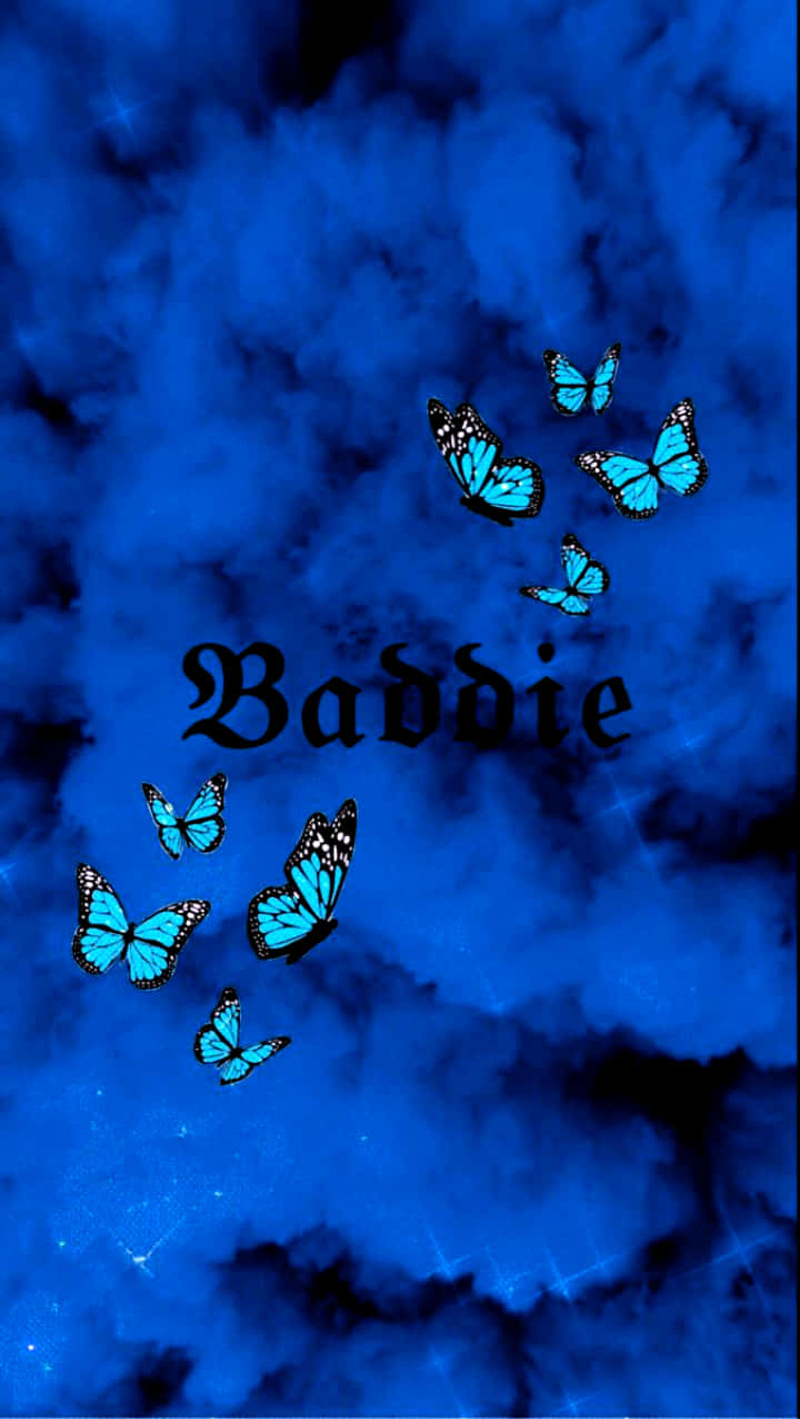 藍色蝴蝶在黑暗的宇宙天空中飛翔，並帶有哥德式字體的「Baddie」字樣。
