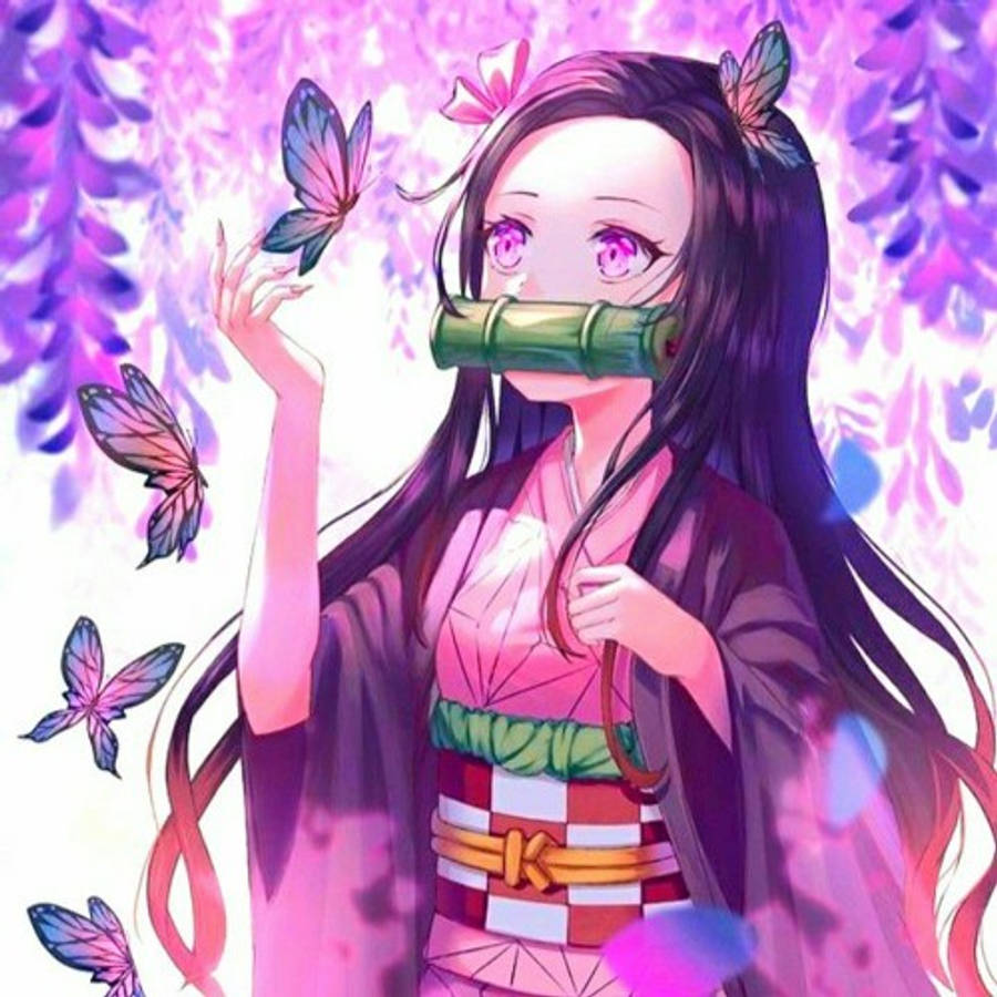 蝴蝶鬼滅之刃祢豆子 壁紙 — 穿著粉紅色和服、戴著竹面具和蝴蝶翅膀的動漫女孩，置身於紫色紫藤花叢中。