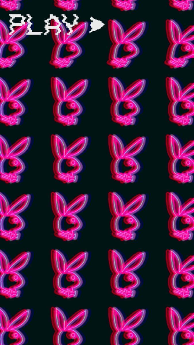 playboy 桌布 壁紙 — 螢光粉紅色的Playboy兔仔標誌在黑色背景上以網格重複排列，左上角有一個像素化的「PLAY」箭頭。