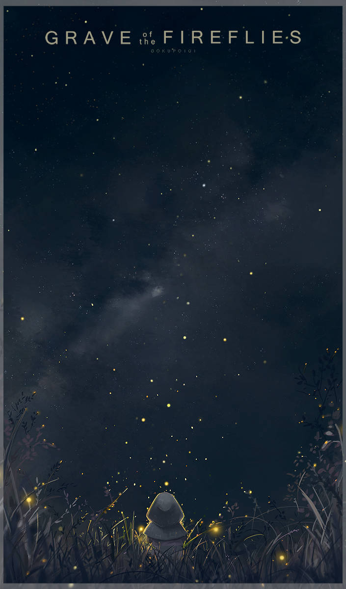 《螢火蟲之墓》暗林風景 壁紙 — 一個孤獨的戴帽人影坐在高高的草地上，在繁星點點的夜空下，被發光的螢火蟲包圍。