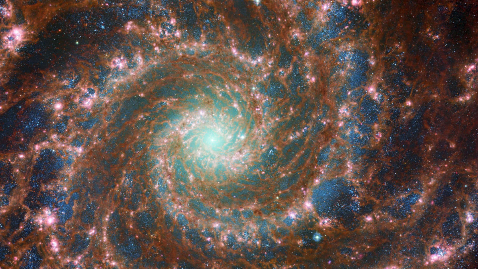 螺旋形幻影星系天文 壁紙 — 一個令人嘆為觀止的螺旋星系，擁有發光的橙色旋臂和明亮的藍綠色核心，背景是繁星點點的宇宙。