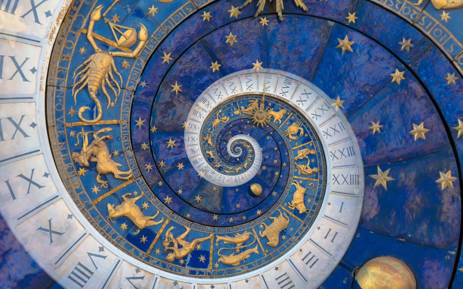 星座 桌布 壁紙 — 螺旋形星座時鐘，金色星座和羅馬數字，深藍色星空背景。