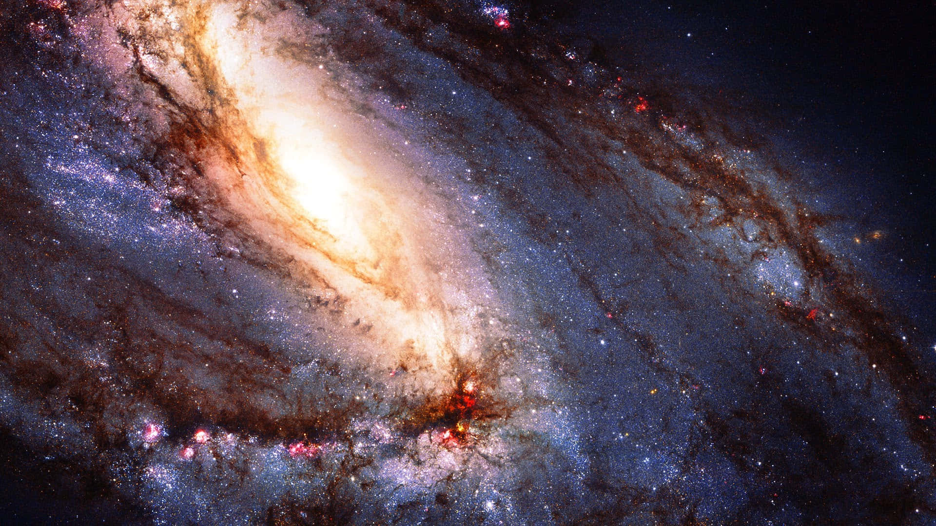 螺旋星系梅西耶66天文 壁紙 — 一個令人嘆為觀止的螺旋星系，帶有發光的橙色核心、藍色星場和黑暗的宇宙塵埃帶，背景是黑色虛空。