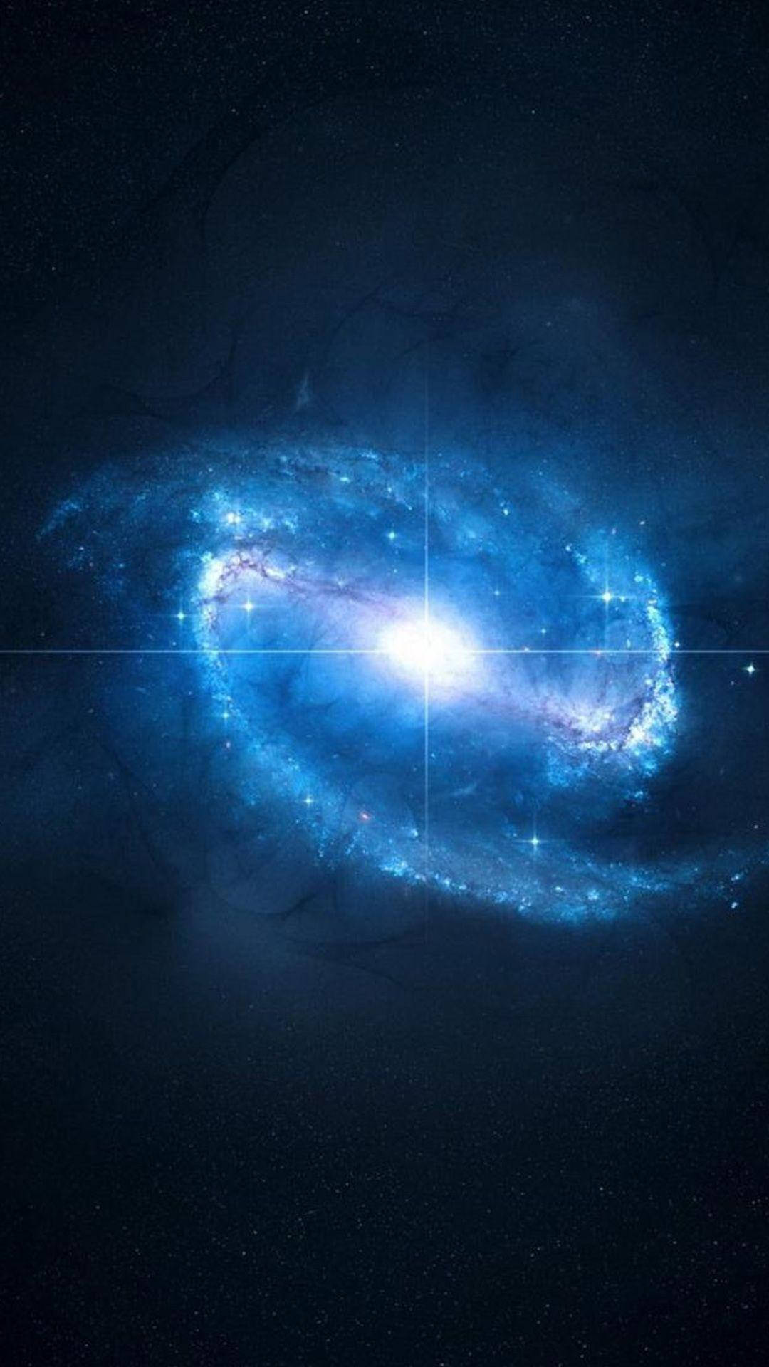 螺旋藍色星系 壁紙 — 一個明亮的藍色螺旋星系在佈滿星星的宇宙虛空中散發出燦爛的光芒。