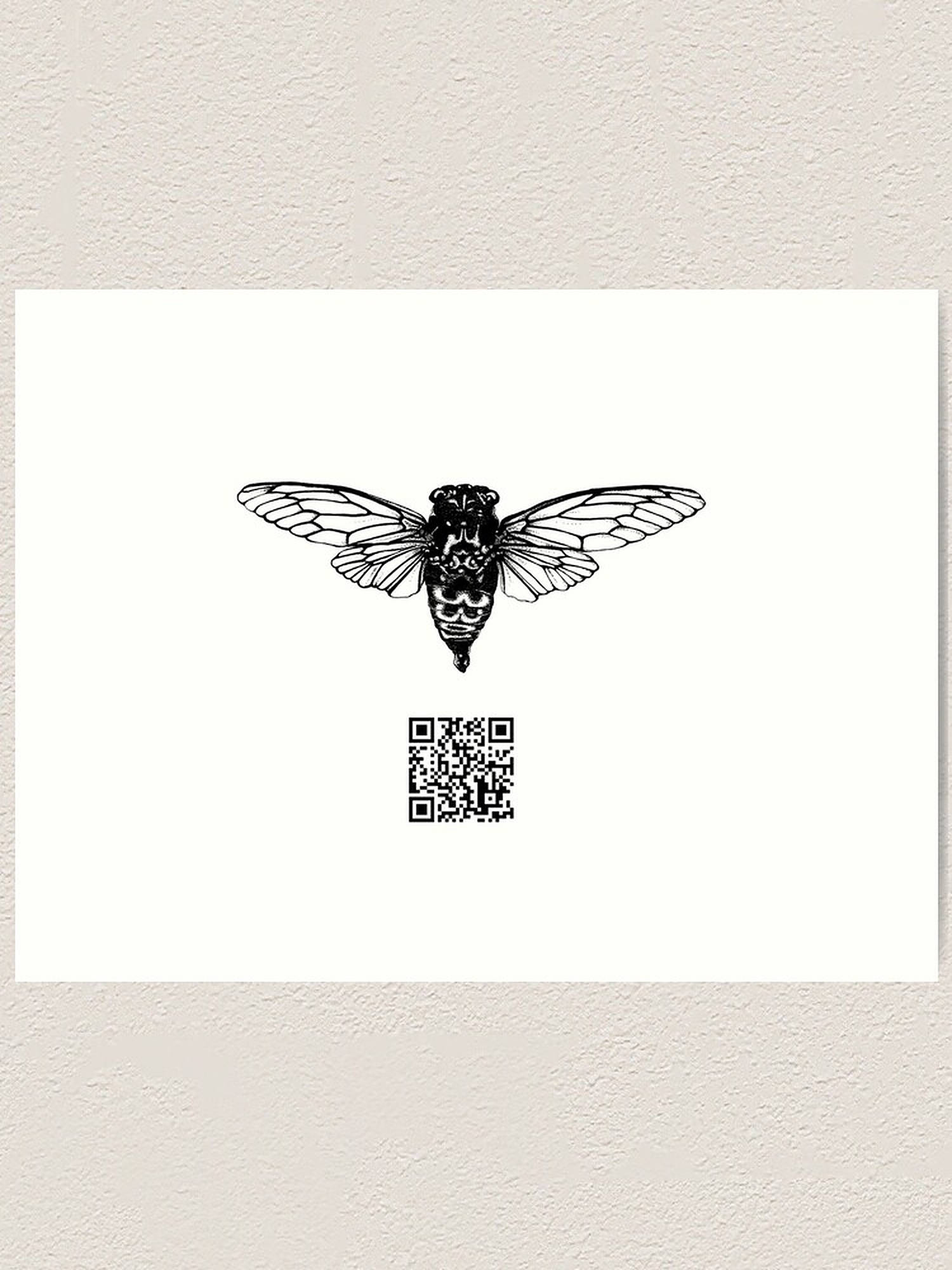 蟬與二維碼 壁紙 — 一幅詳細的黑白線條畫，描繪一隻蟬，帶有複雜的翅膀圖案，位於QR碼上方中央，背景為純白色。