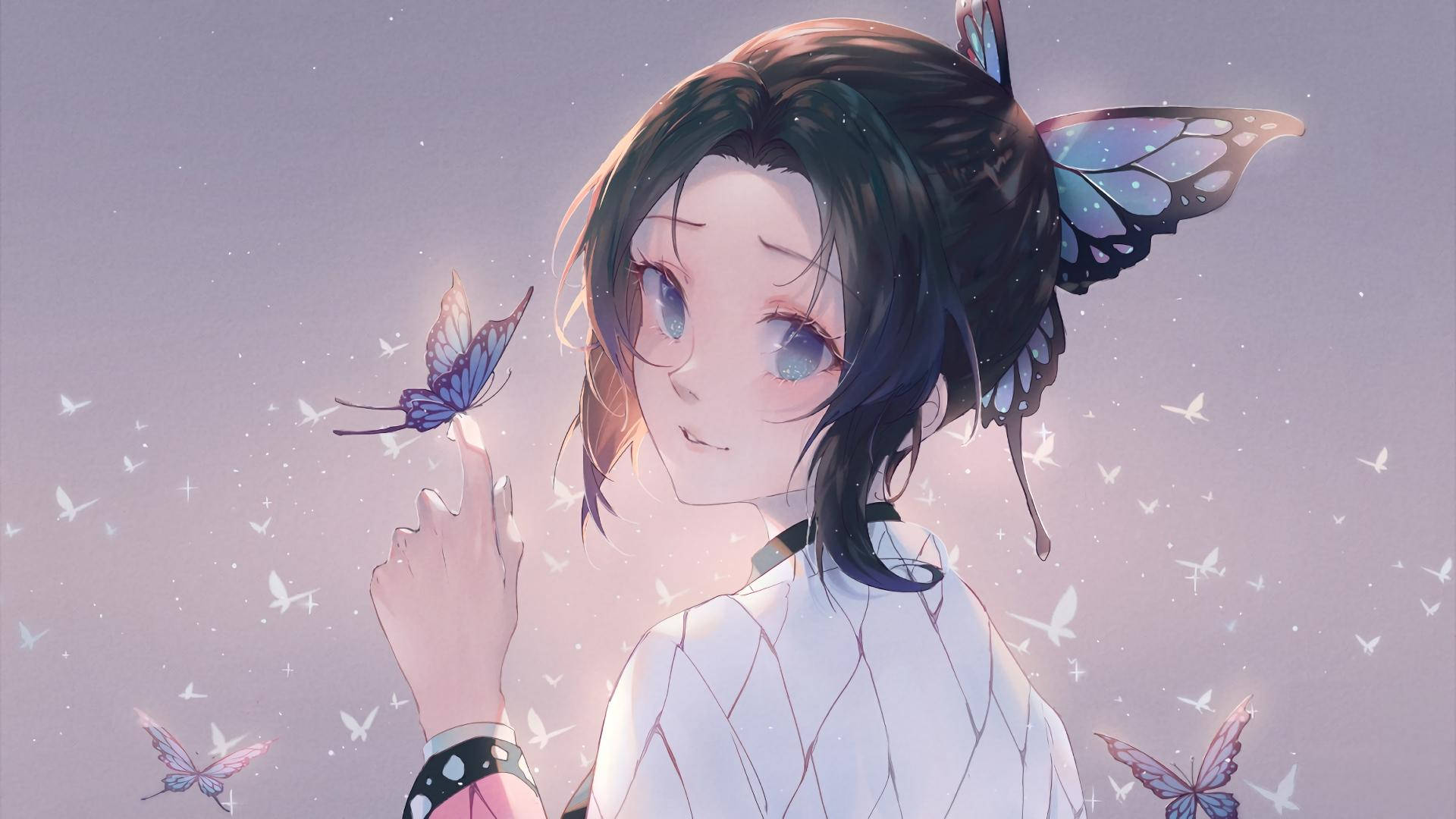 蟲柱·香奈乎的紫蝶和服 壁紙 — 一位年輕的動漫女孩，深色頭髮和蝴蝶翅膀，在充滿飄浮蝴蝶的柔和紫色天空中輕輕觸摸一隻發光的藍色蝴蝶。