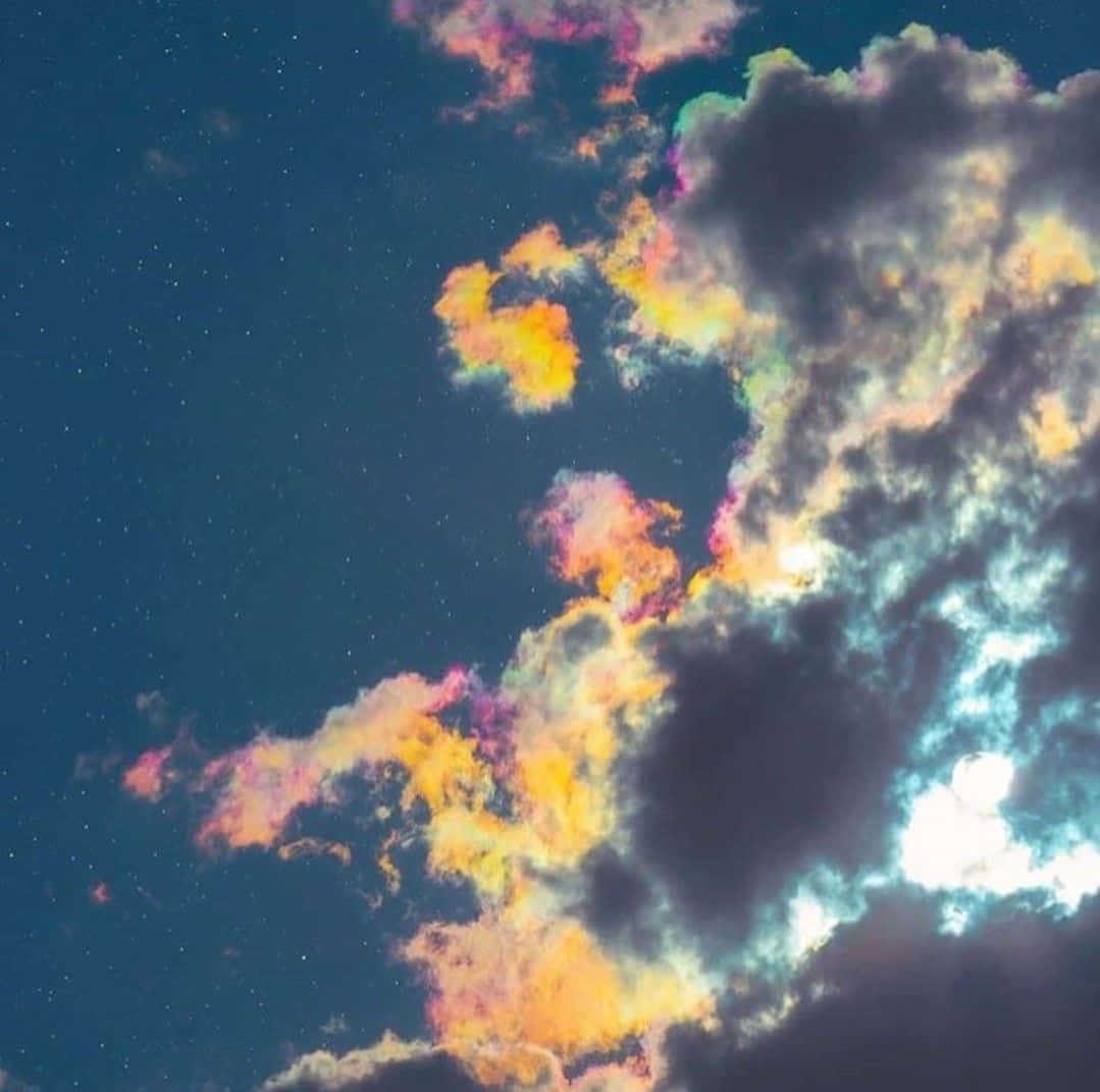 繁星點點的夜空，帶有發光的彩色雲朵和明亮的天體光芒。