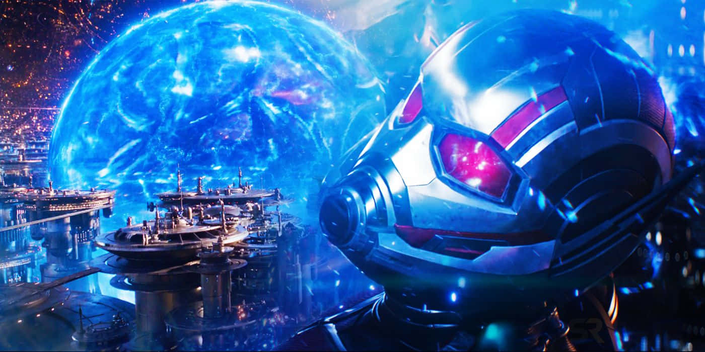 Quantum Realm 桌布 壁紙 — 蟻俠頭盔的特寫，粉紅色眼睛在未來城市景觀和旋轉的藍色星球背景下發光。