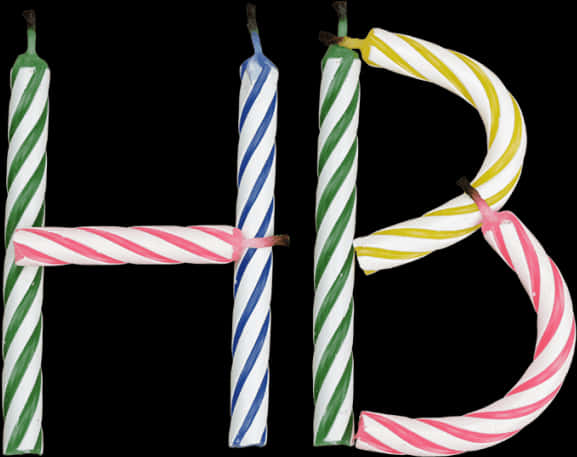 蠟燭拼寫「生日快樂」 壁紙 — 色彩繽紛的條紋生日蠟燭，在黑色背景上拼成字母 HB。