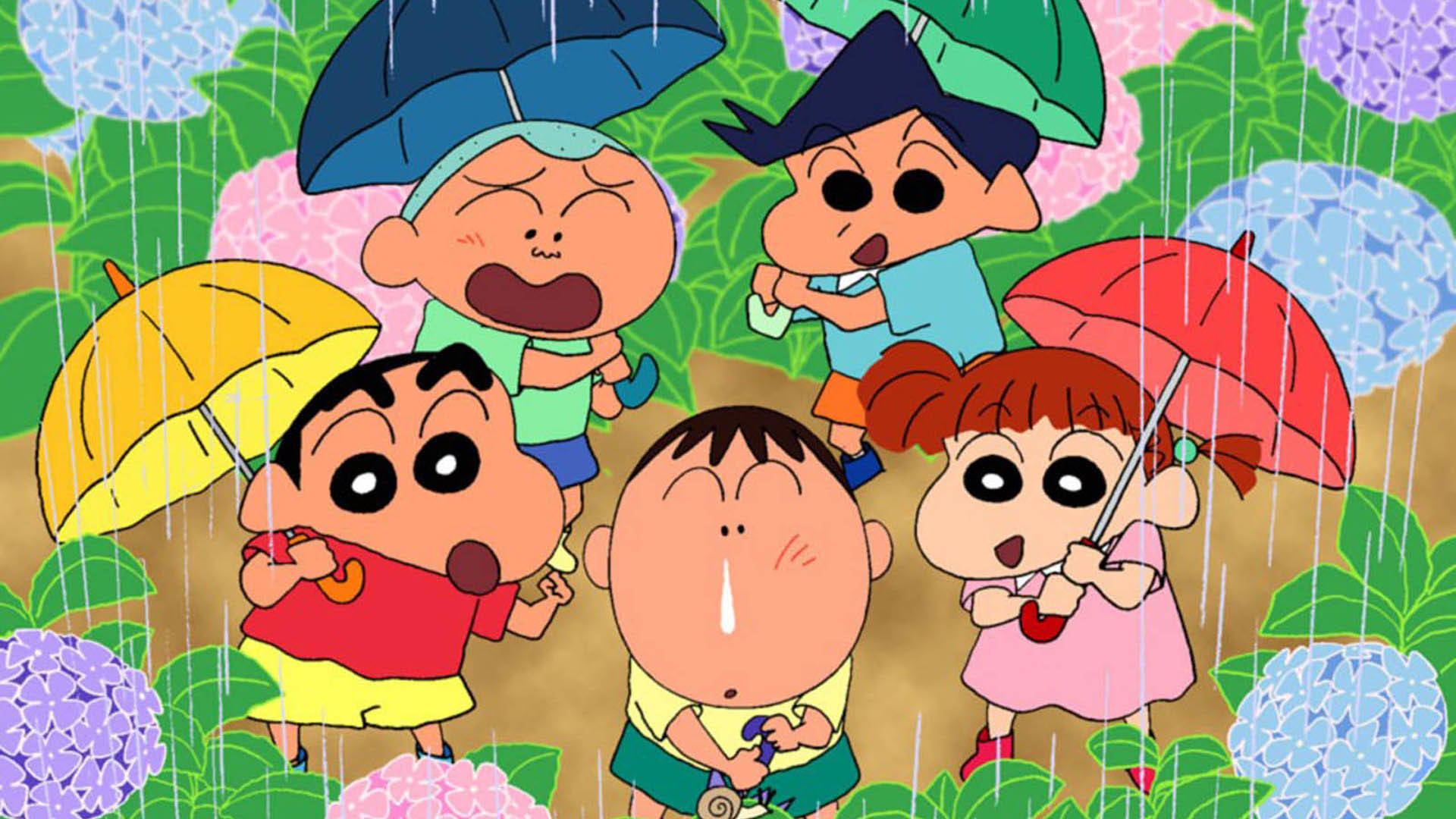 蠟筆小新：雨天與朋友共撐傘 壁紙 — 五個卡通兒童睜大眼睛、張開嘴巴，站在雨中，手持彩色雨傘，周圍環繞著紫色和粉紅色的繡球花。