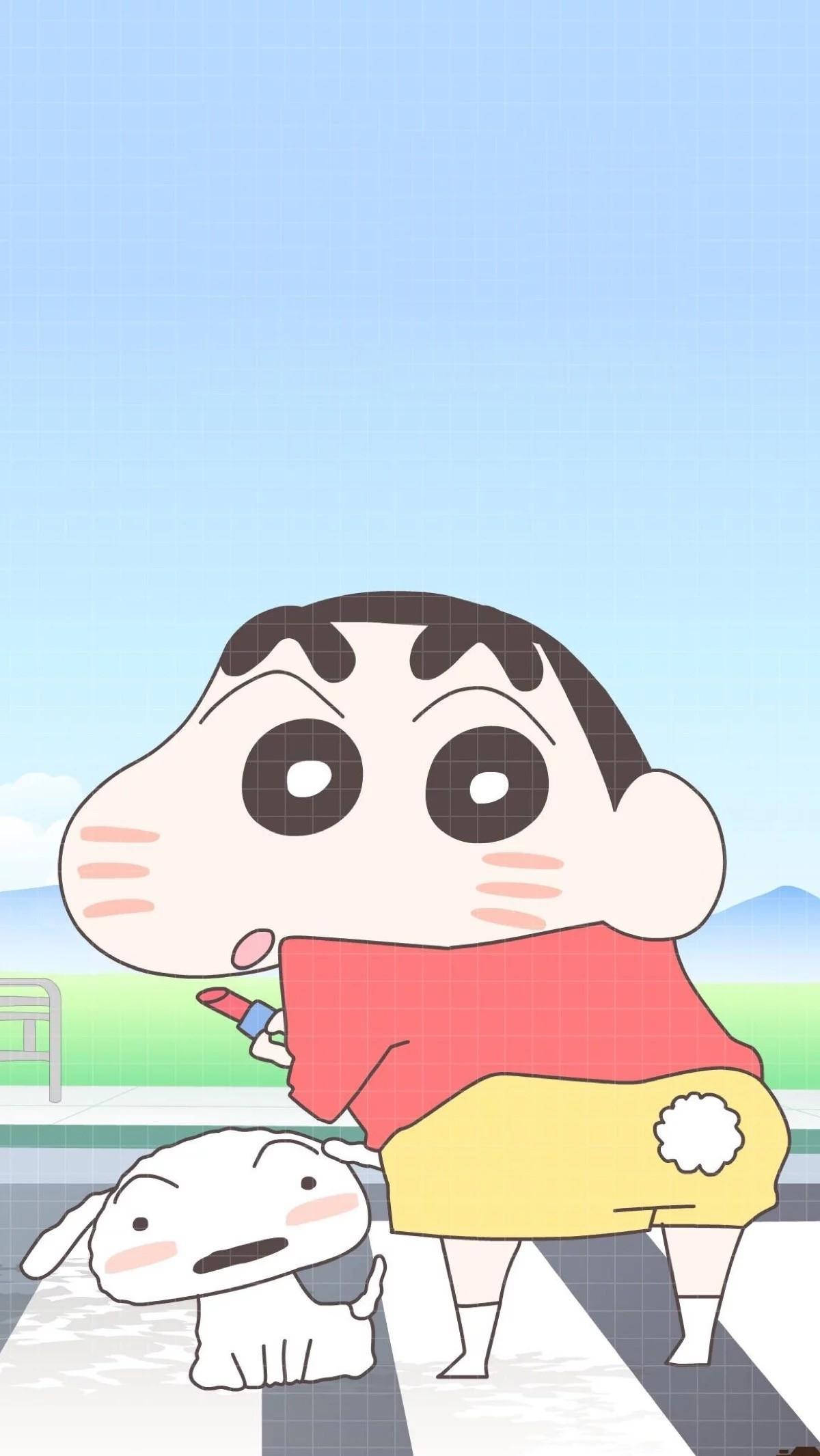 shinchan 桌布 壁紙 — 蠟筆小新和他的狗小白站在一條條紋小徑上，背景是晴朗的藍天和遠山。