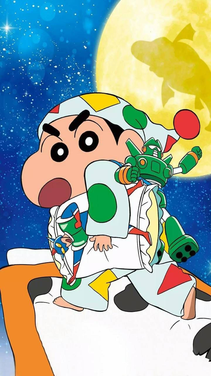 蠟筆小新在月球 壁紙 — 穿著彩色睡衣的蠟筆小新，在滿是星星的夜空和巨大黃色月亮前，拿著一個綠色機械人。