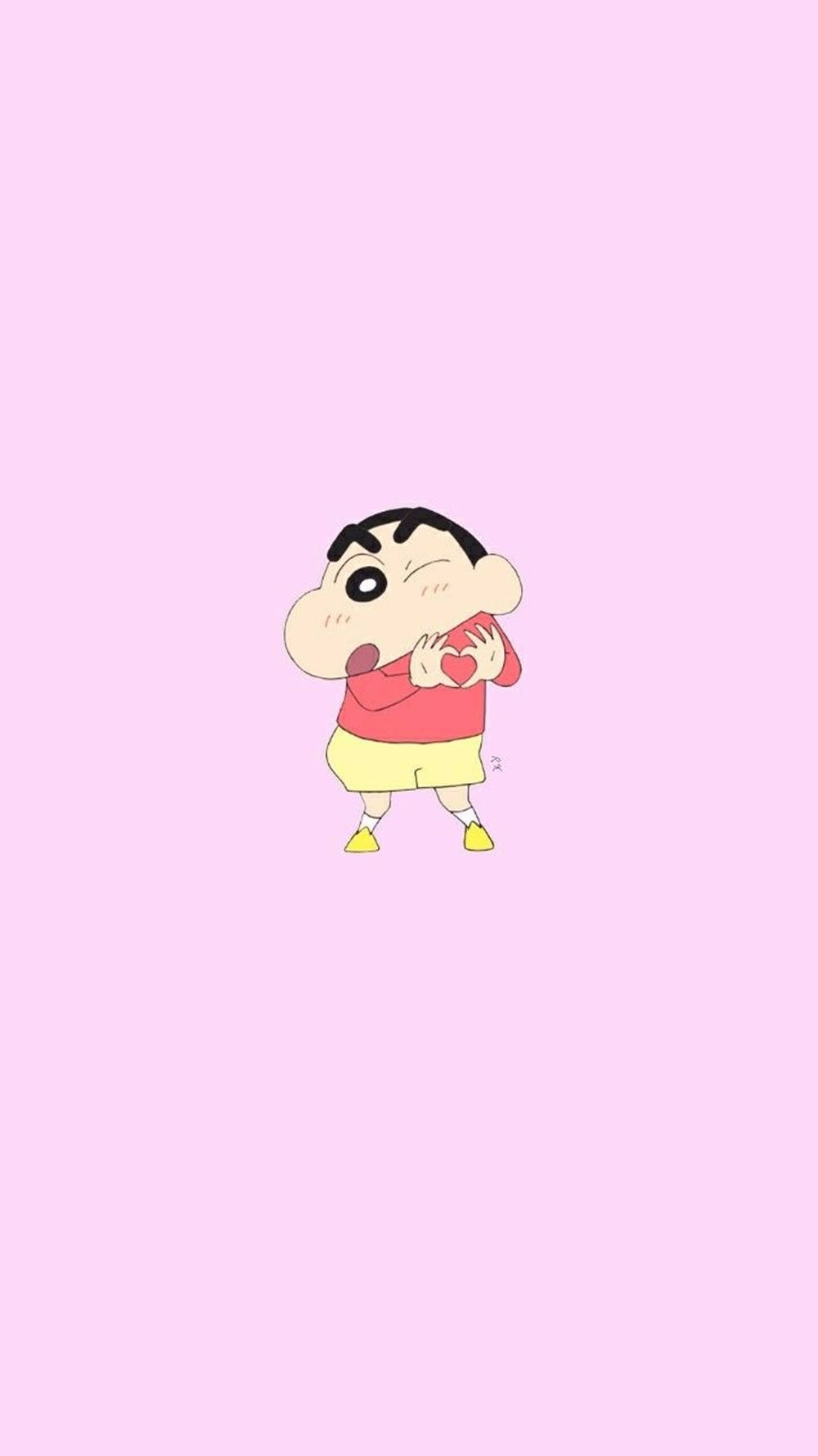 shin chan iPhone 桌布 壁紙 — 蠟筆小新在柔和的粉紅色背景上用雙手拿著一顆紅心。