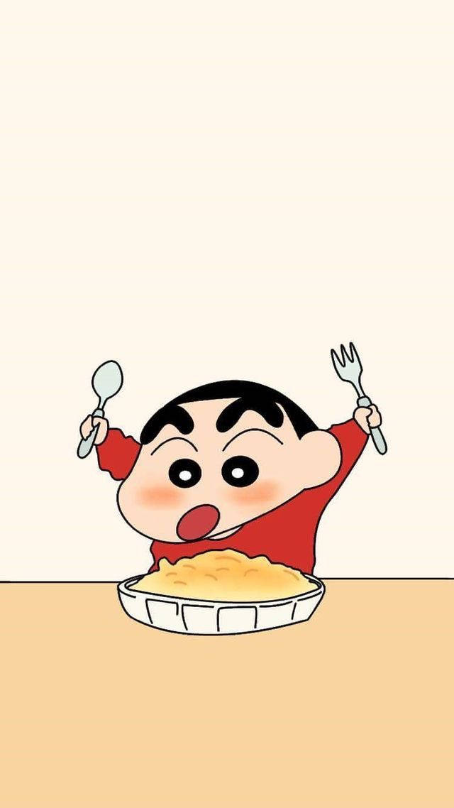 shin chan iPhone 桌布 壁紙 — 蠟筆小新急切地拿著湯匙和叉子，放在一碗麵條上方，眼睛睜大，嘴巴張開。