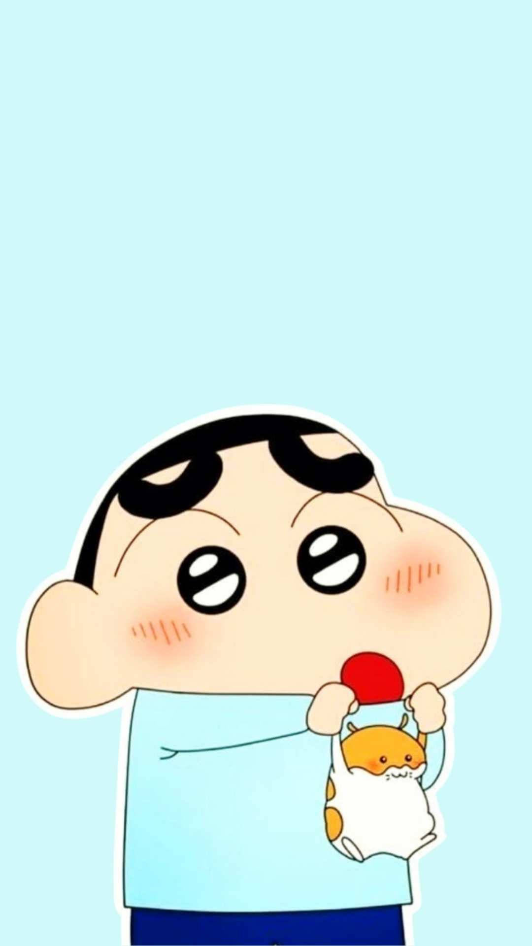 shin chan iPhone 桌布 壁紙 — 蠟筆小新抱著一個小貓公仔，在純淺藍色背景前露出可愛的驚訝表情。
