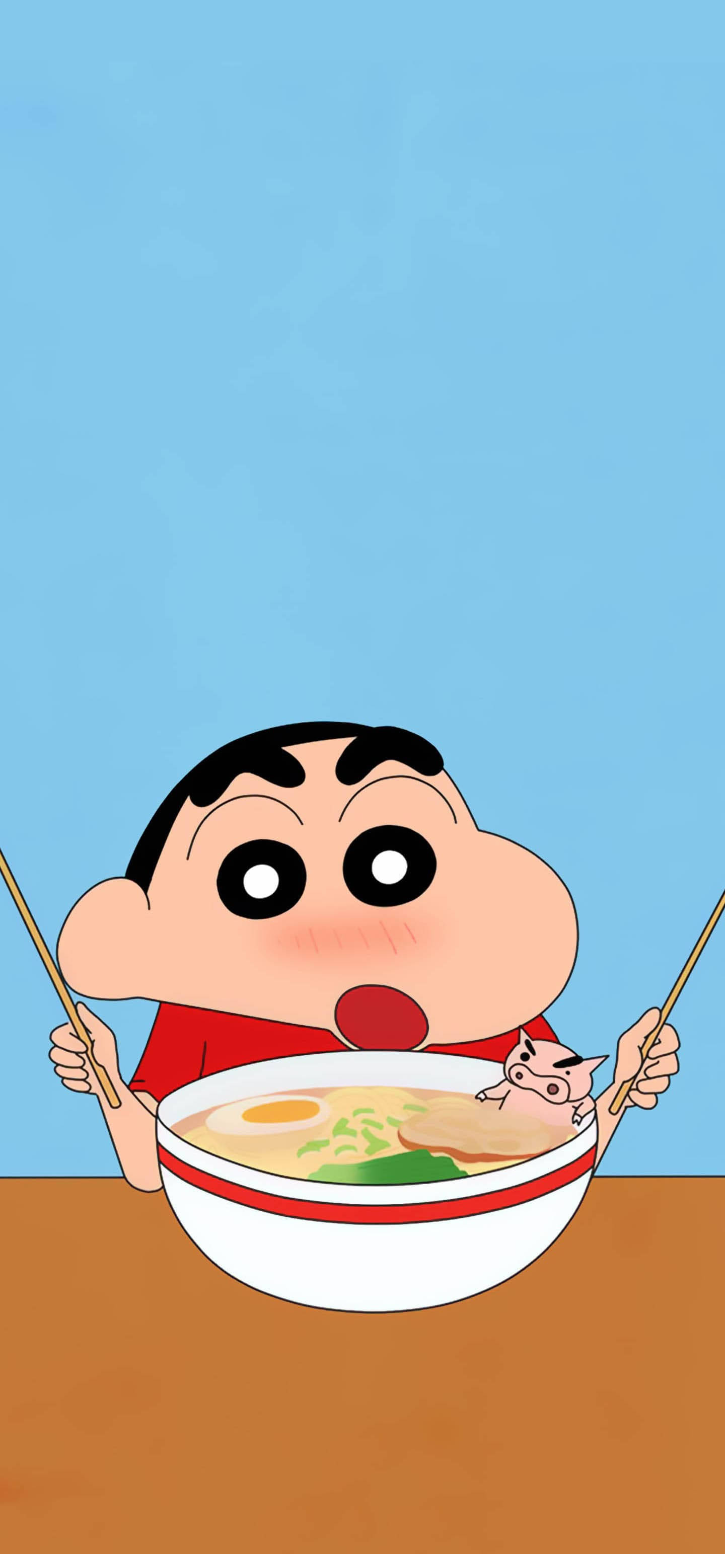 shin chan iPhone 桌布 壁紙 — 蠟筆小新用筷子急切地吃拉麵，碗裡漂浮著一隻小豬，背景是純藍色。