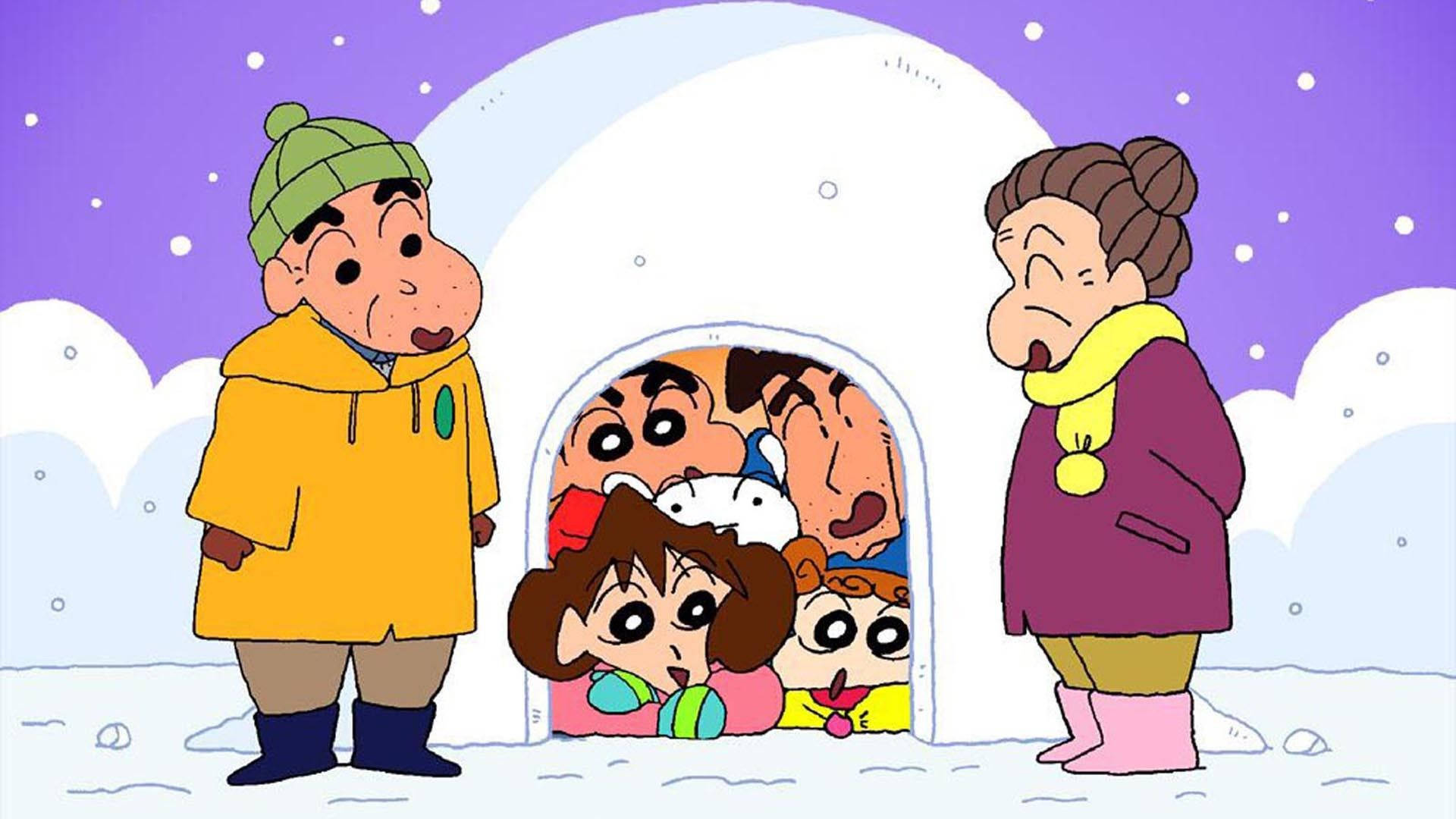 蠟筆小新與祖父母 壁紙 — 蠟筆小新和朋友們從雪屋中探出頭來，而兩個大人站在外面，背景是白雪皚皚的冬日場景。