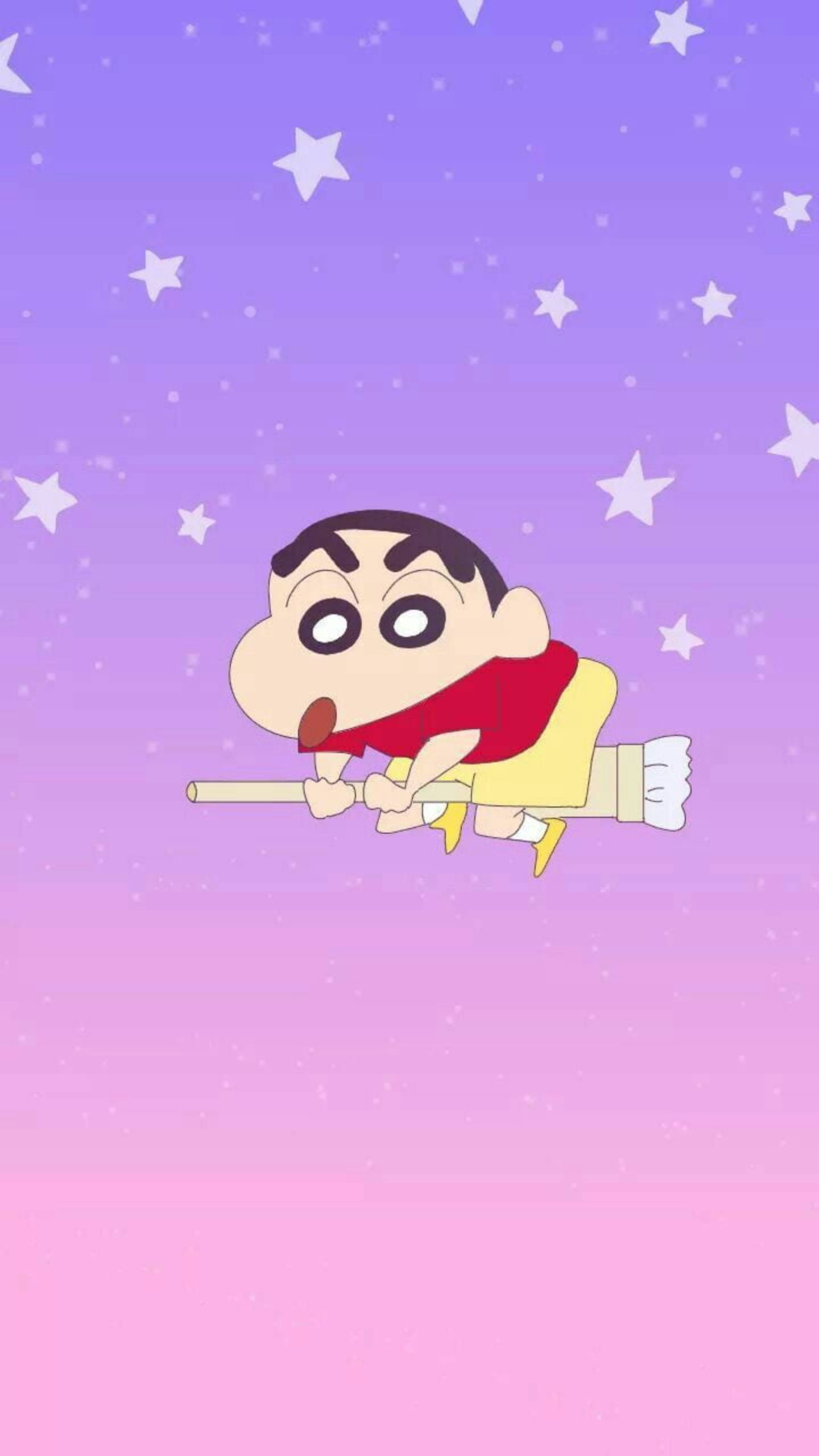 shinchan 桌布 壁紙 — 蠟筆小新騎著掃帚穿過滿天星星的紫色和粉紅色天空，表情驚訝。