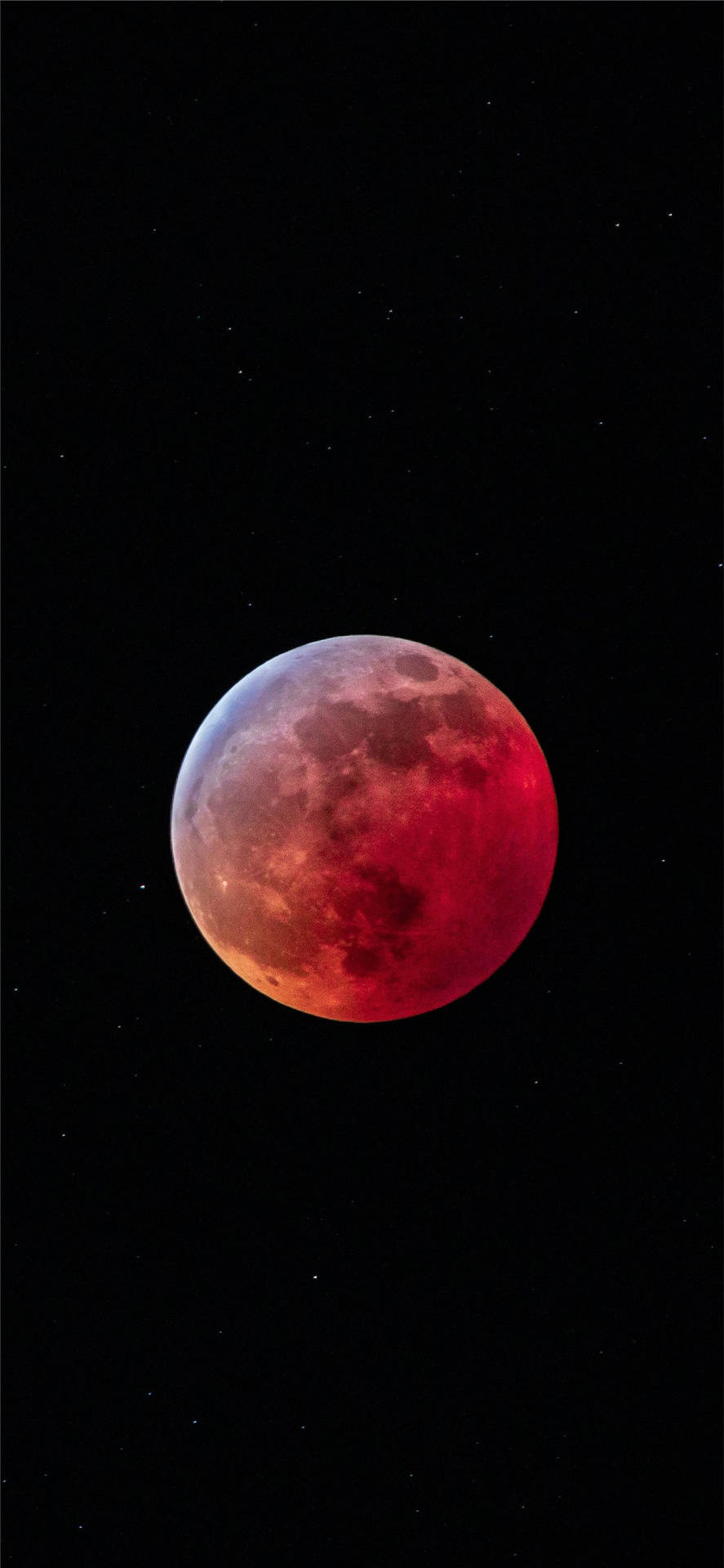 月食期間嘅紅色月亮，襯托住滿天星星嘅夜空。