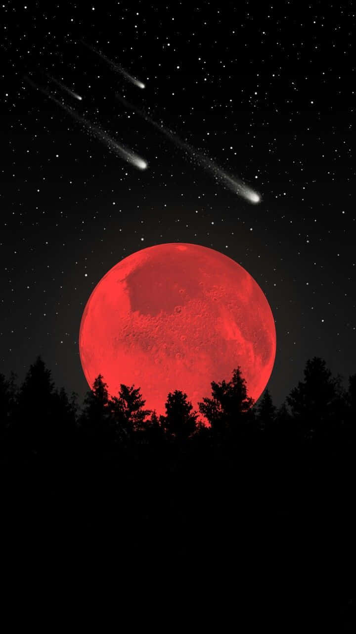 血紅月亮與彗星在黑暗森林上空飛過的夜景。