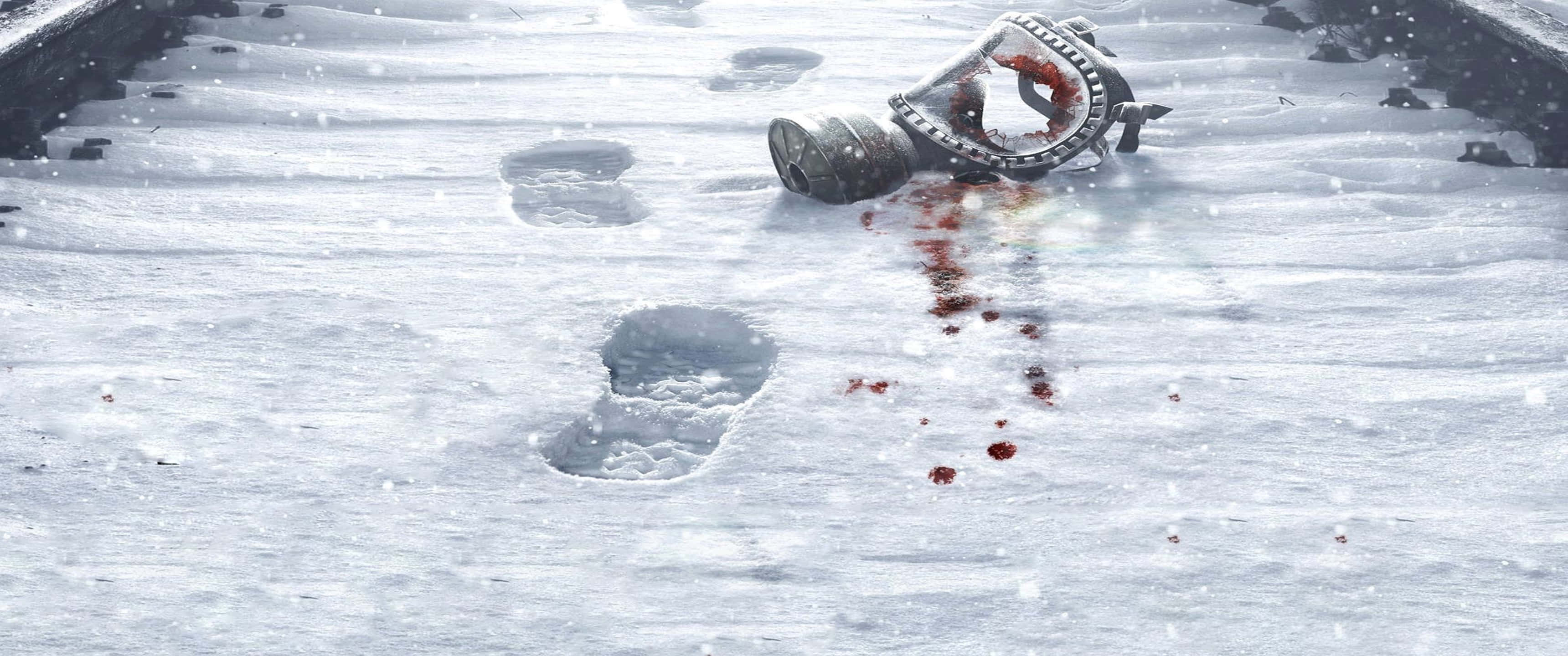 血跡斑斑的防毒面具《Metro Exodus》3440x1440p 背景 壁紙 — 一個破損的防毒面具躺在新雪上，附近有血跡和腳印。