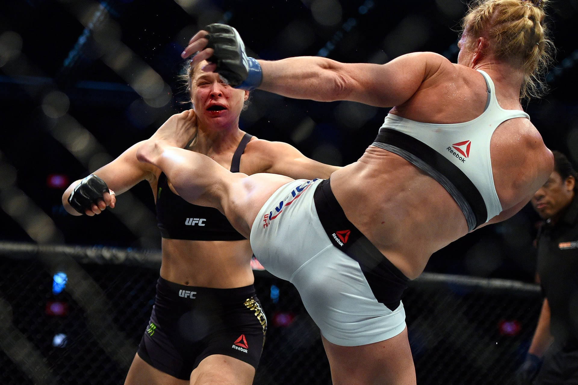 兩名女子MMA拳手在UFC比賽期間於八角籠內交戰。