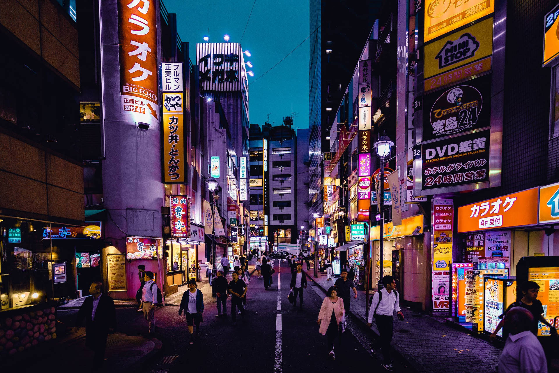 夜晚霓虹燈照亮的東京街道，行人在發光的招牌之間行走。