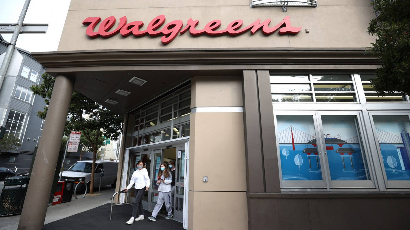 兩名戴口罩人士離開Walgreens藥房門面。