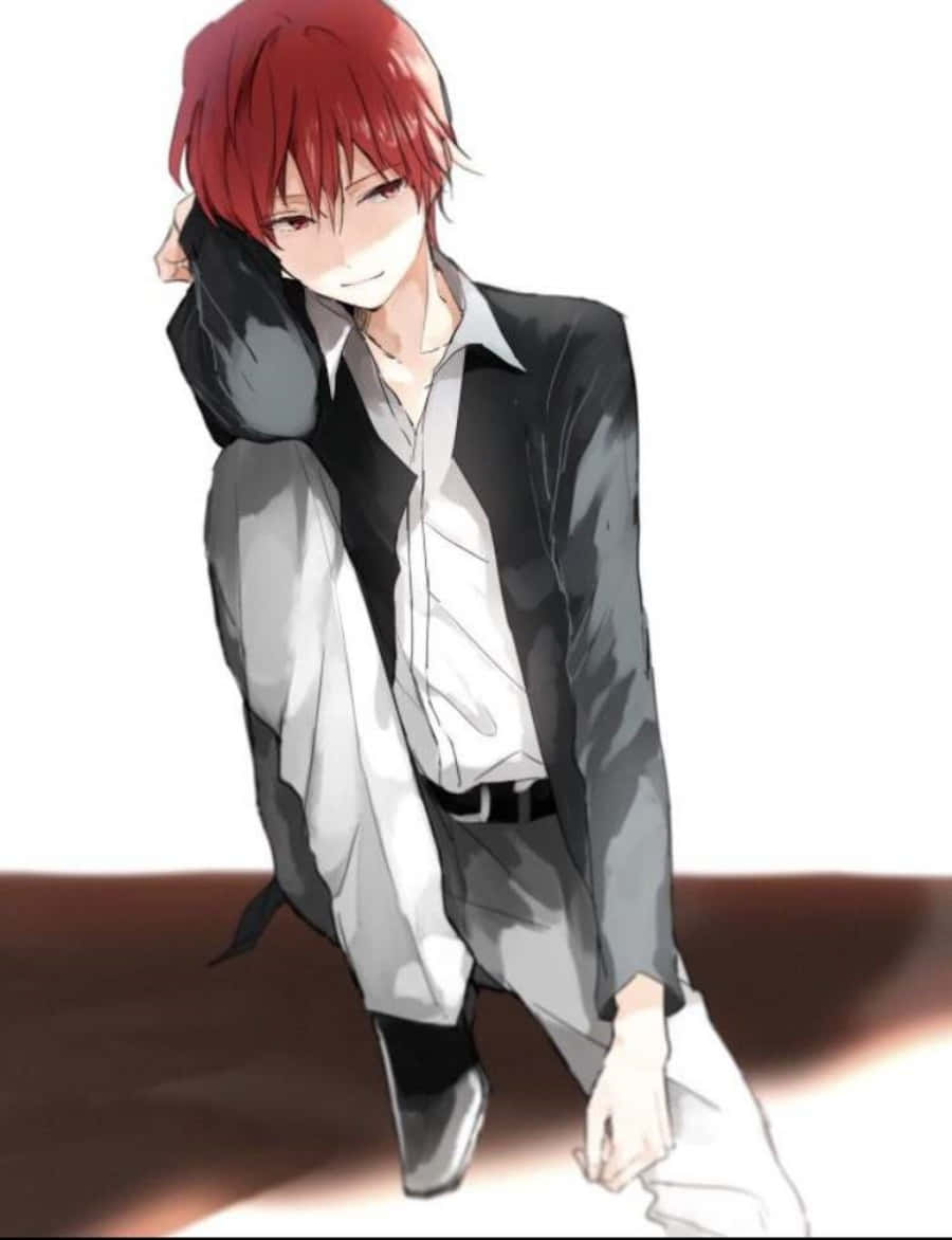紅髮動漫男孩穿著黑色西裝外套和白色襯衫，隨意微笑。