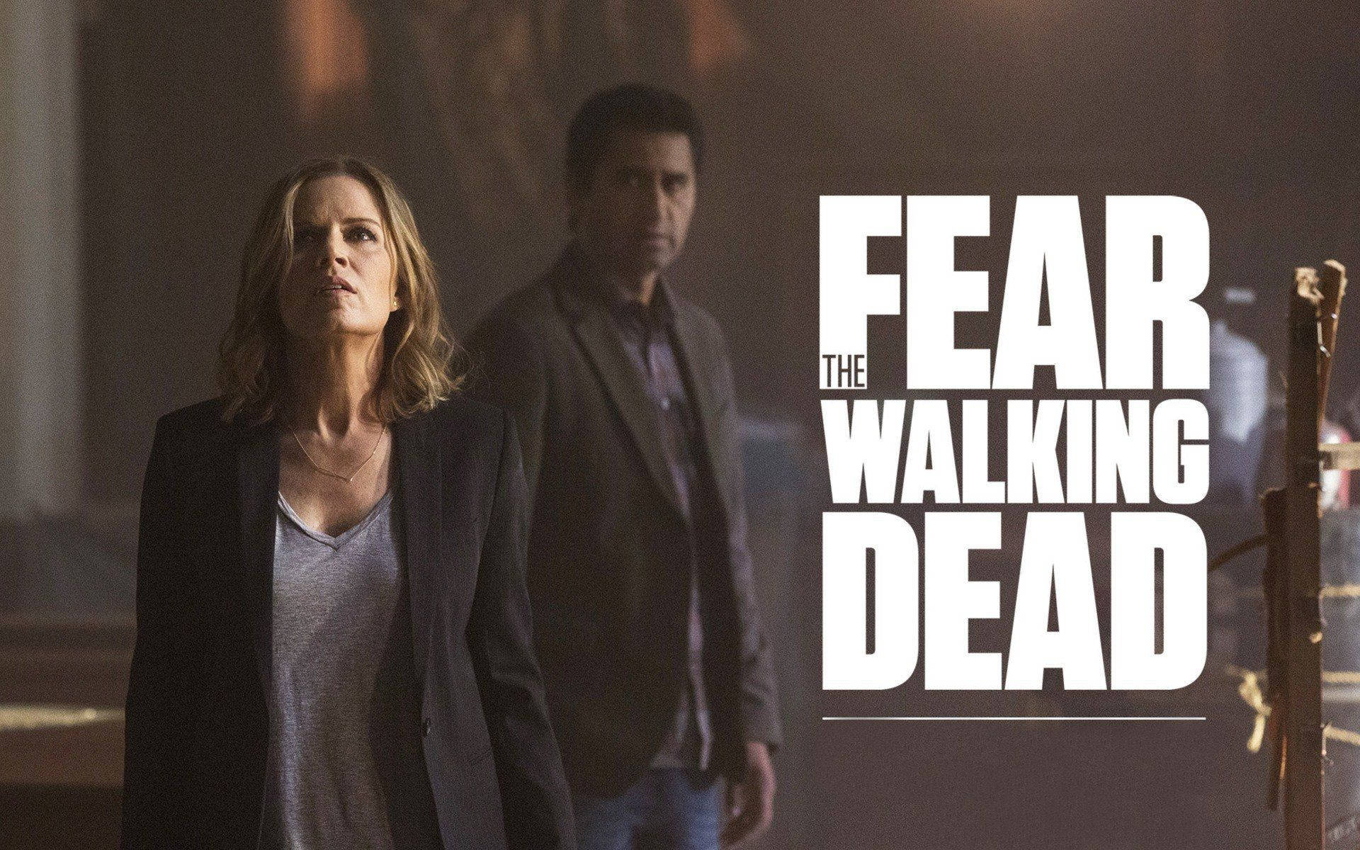 兩個演員在黑暗的房間裡，帶有標題文字「The Fear The Walking Dead」。 — 行屍走肉 GIF 壁紙